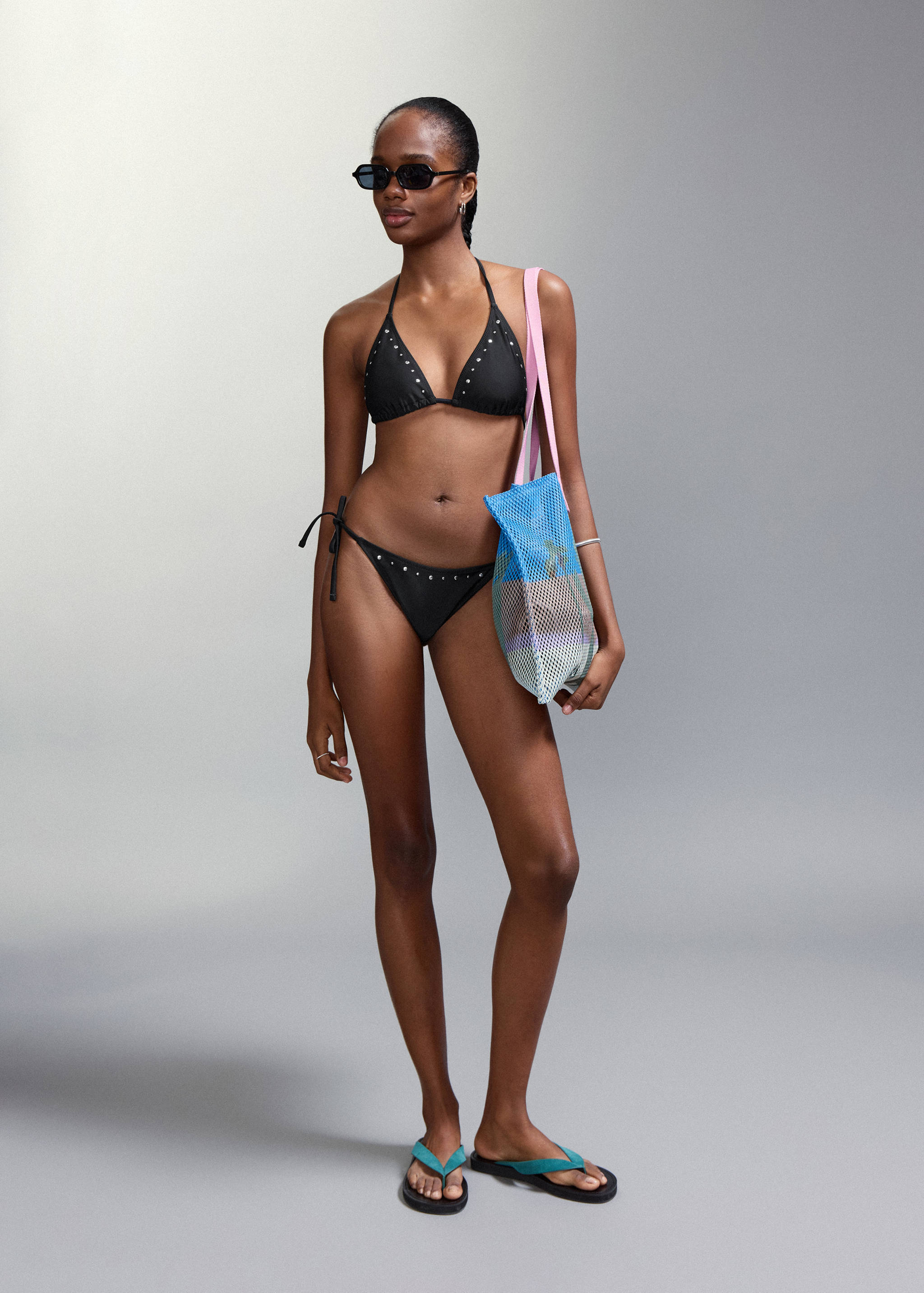 Бикини с декоративными заклепками и плавками средней посадки - Общий план