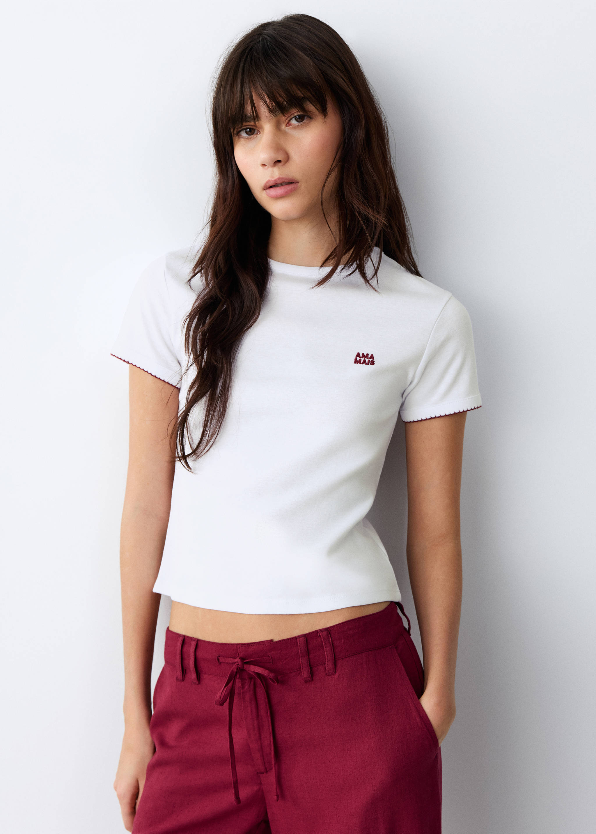 Футболка с вышивкой - Средний план