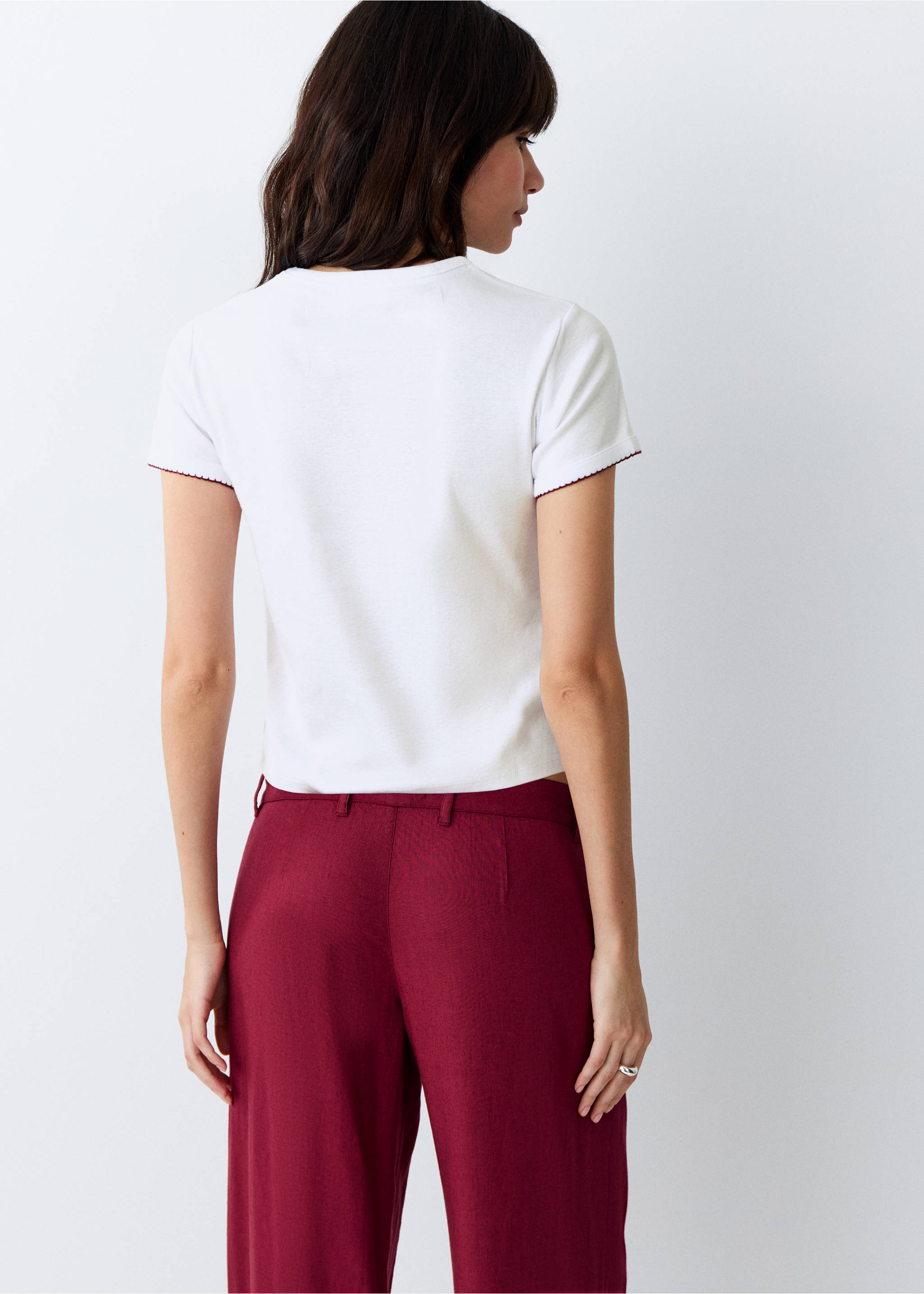 Футболка с вышивкой - Обратная сторона изделия, Грязно-белый. Ref: 27006746-00.