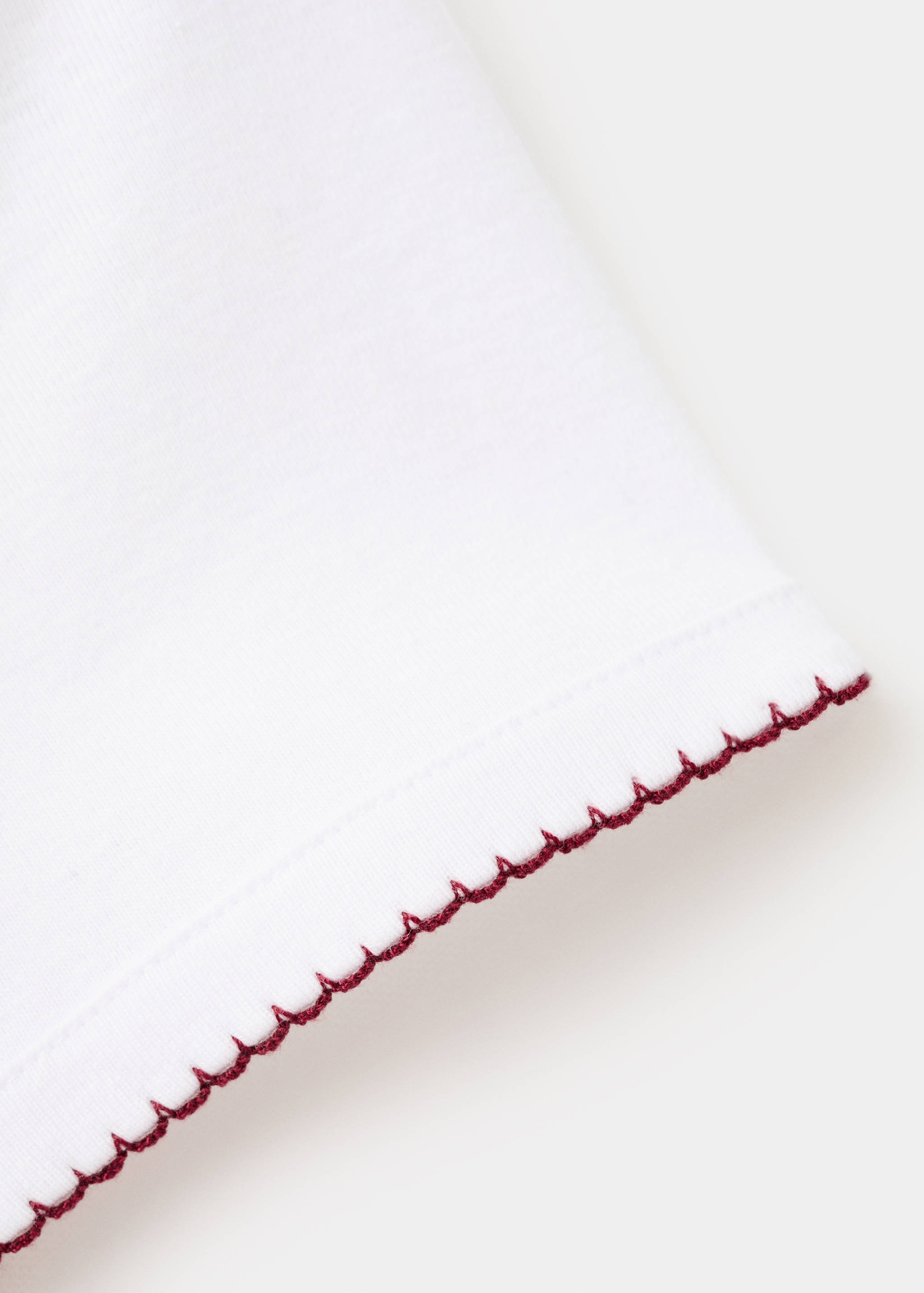 Футболка с вышивкой - Деталь изделия 0