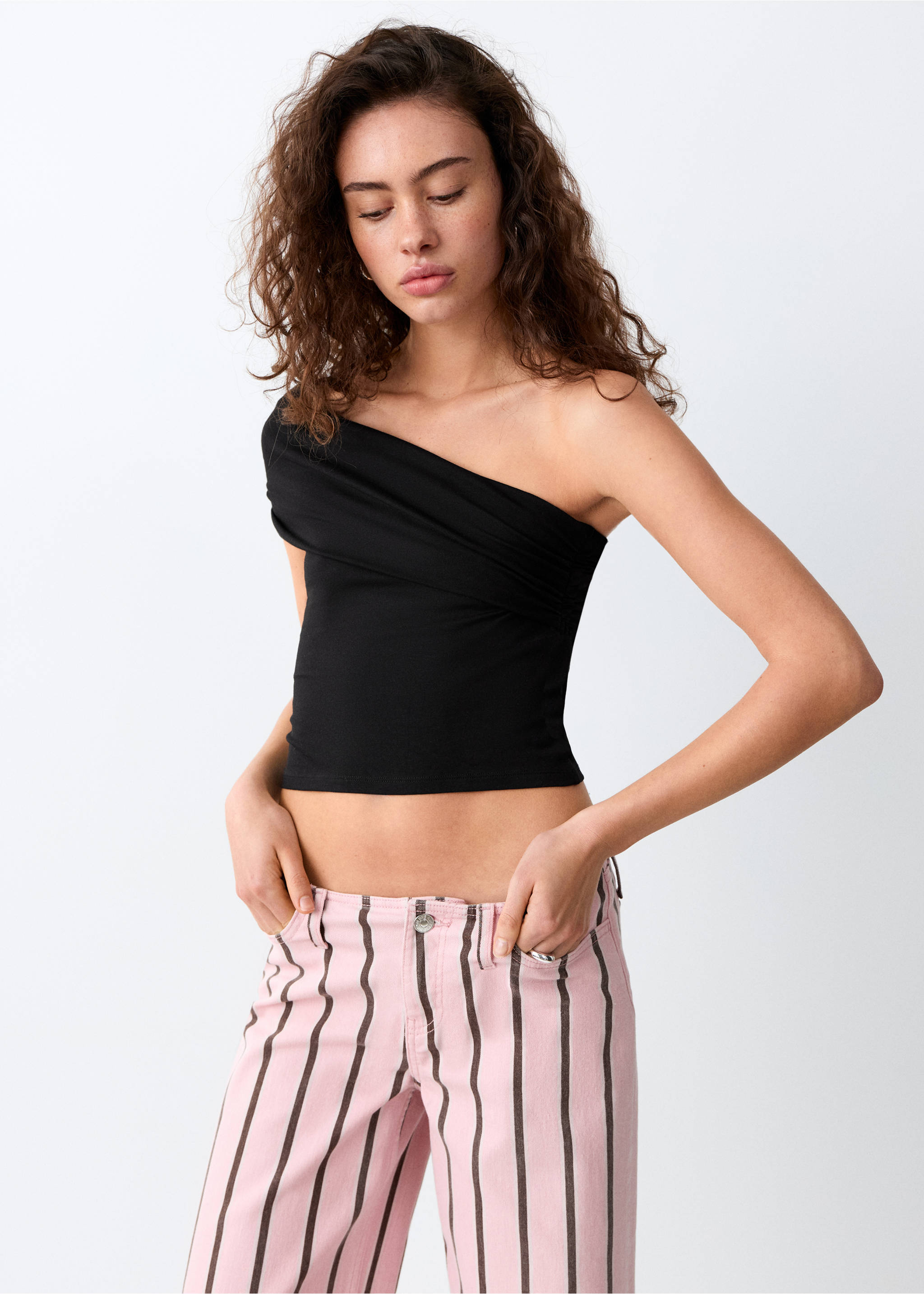 Asymmetrical crop top - Medium plane, Black. Ref: 27006747-00.