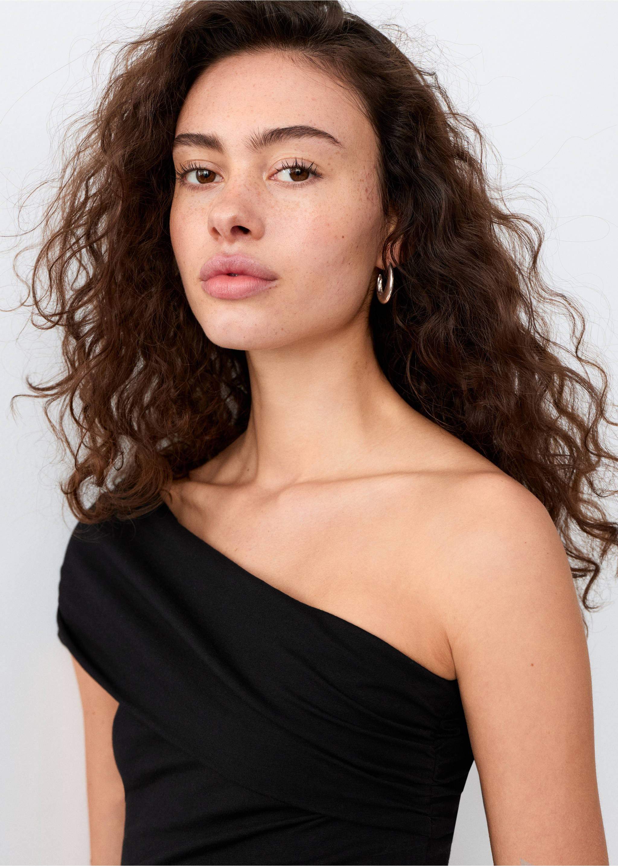 Asymmetrical crop top - Details of the article 1, Black. Ref: 27006747-00.