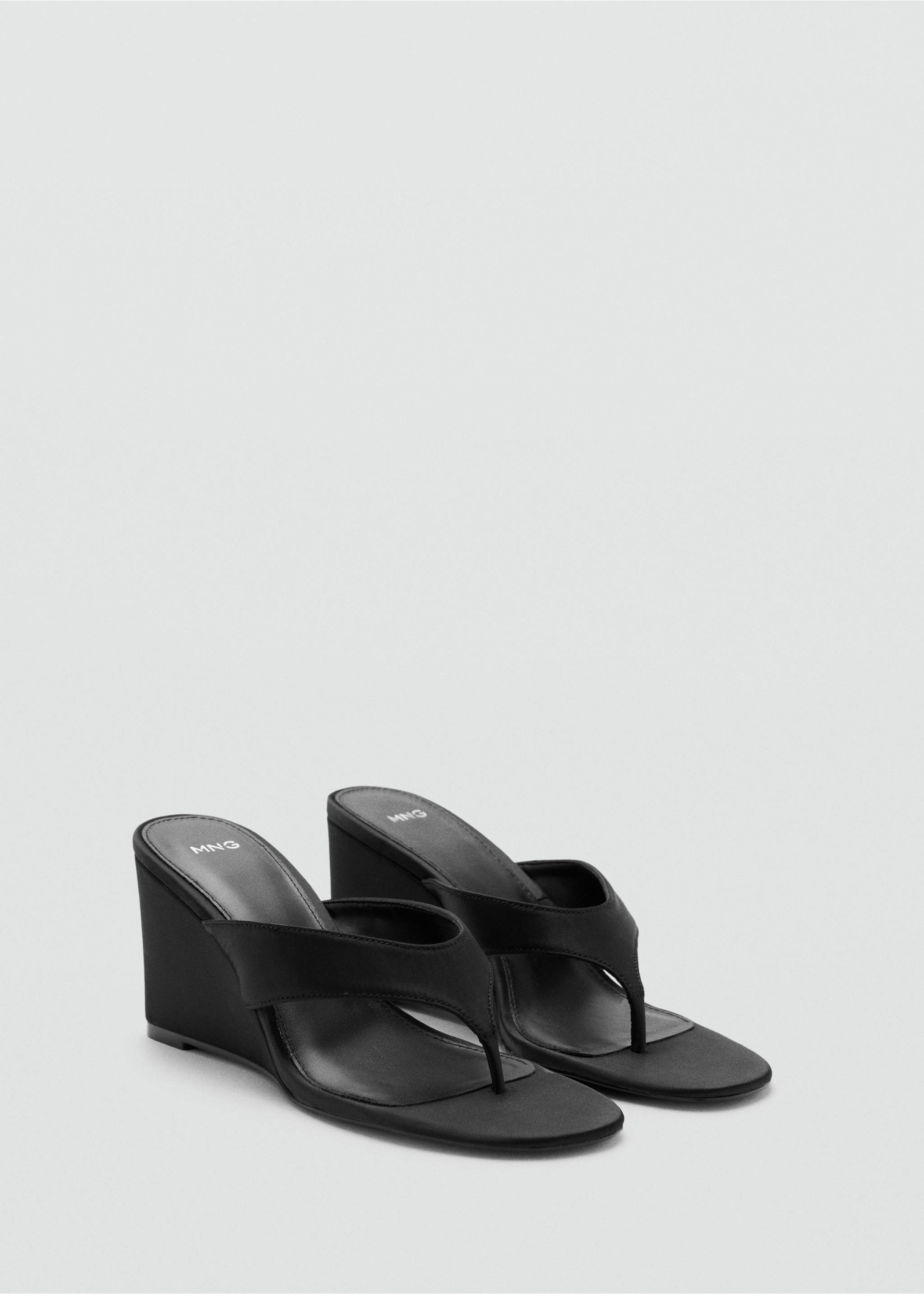 Босоножки на танкетке с сатиновыми ремешками - Средний план, Черный. Ref: 27007139-00.