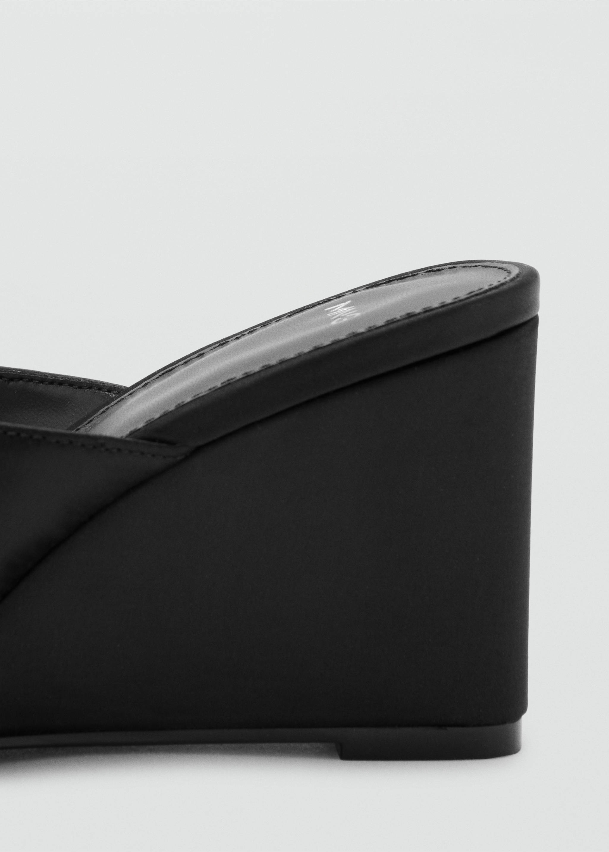 Босоножки на танкетке с сатиновыми ремешками - Деталь изделия 1, Черный. Ref: 27007139-00.