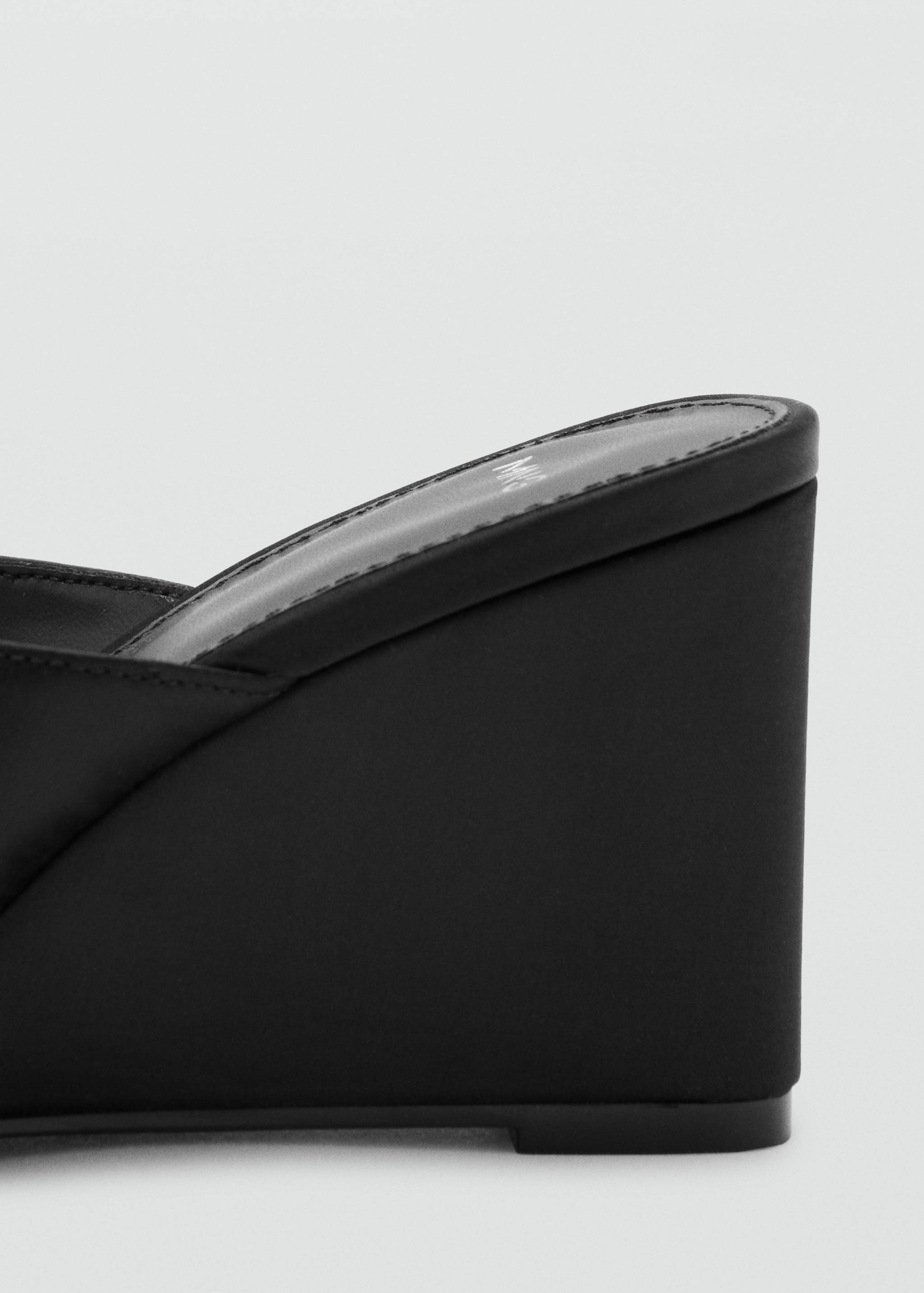 Босоножки на танкетке с сатиновыми ремешками - Деталь изделия 1