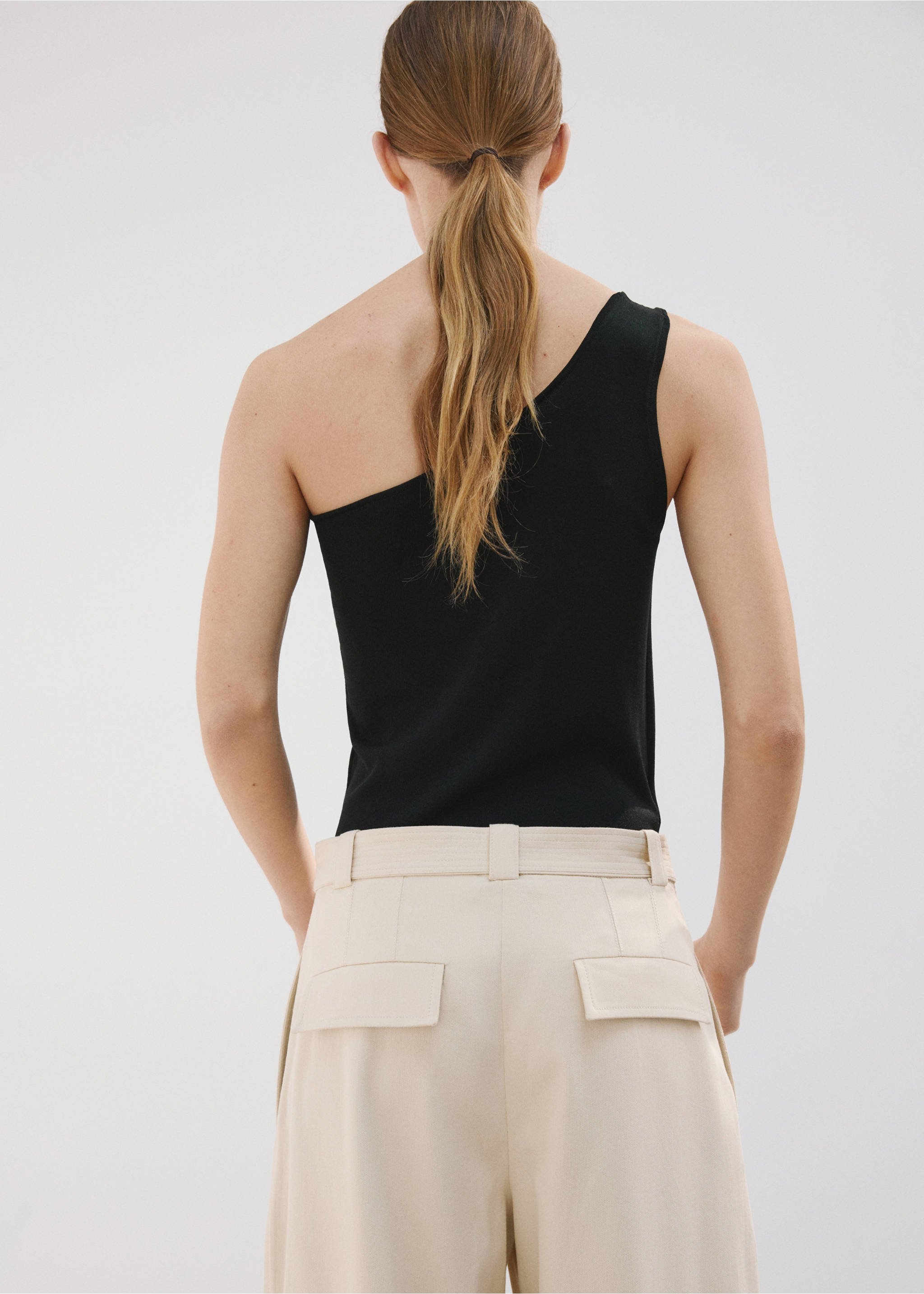 Asymmetrical top with knot detail - Reverse of the article, Black. Ref: 27007144-00.