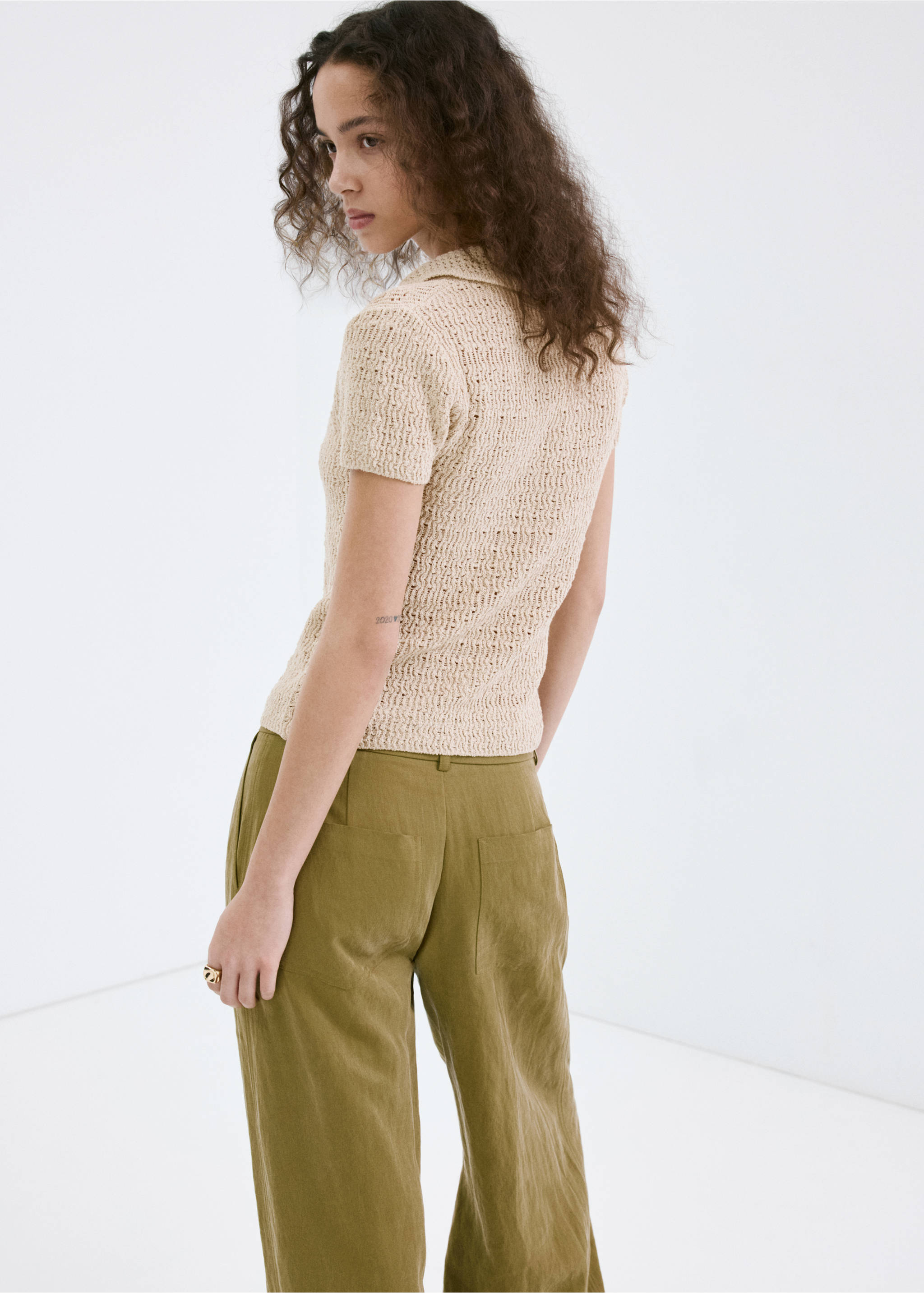 Strickpullover mit Poloshirt-Kragen - Rückseite des Artikels, Sandfarben. Ref: 27007146-00.