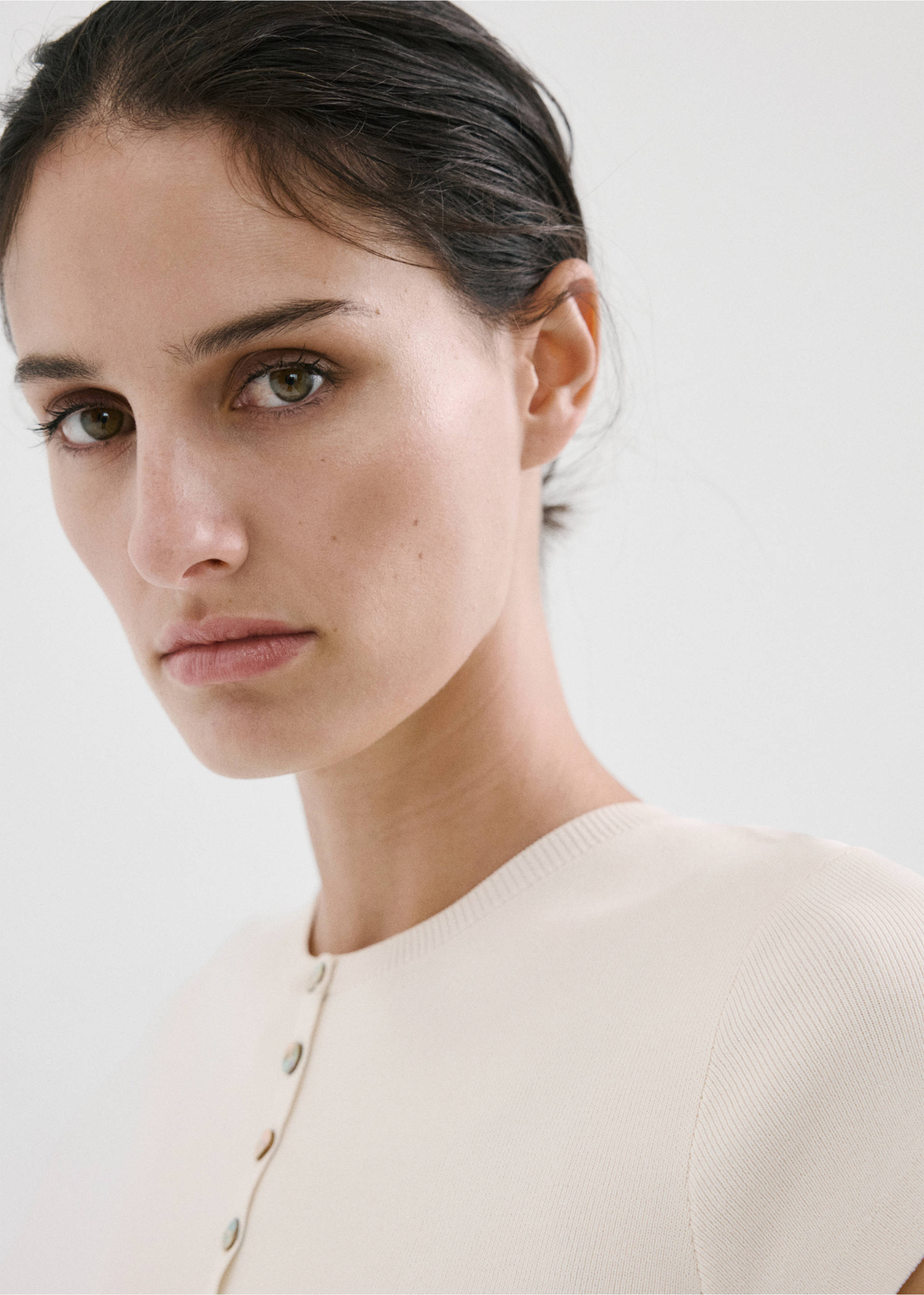 Buttons detail knit sweater - Details of the article 1, Ecru. Ref: 27007150-00.