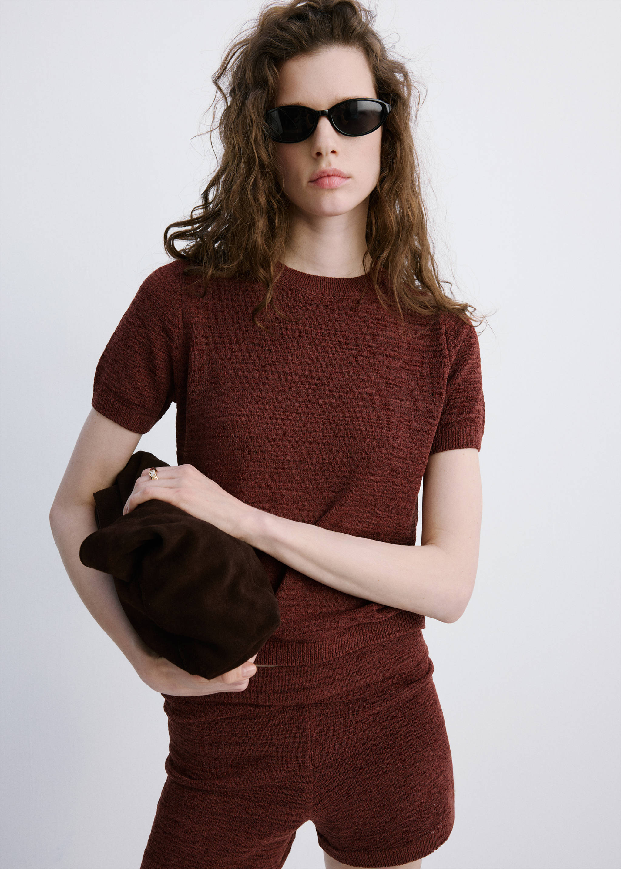 Трикотажный свитер с коротким рукавом - Средний план