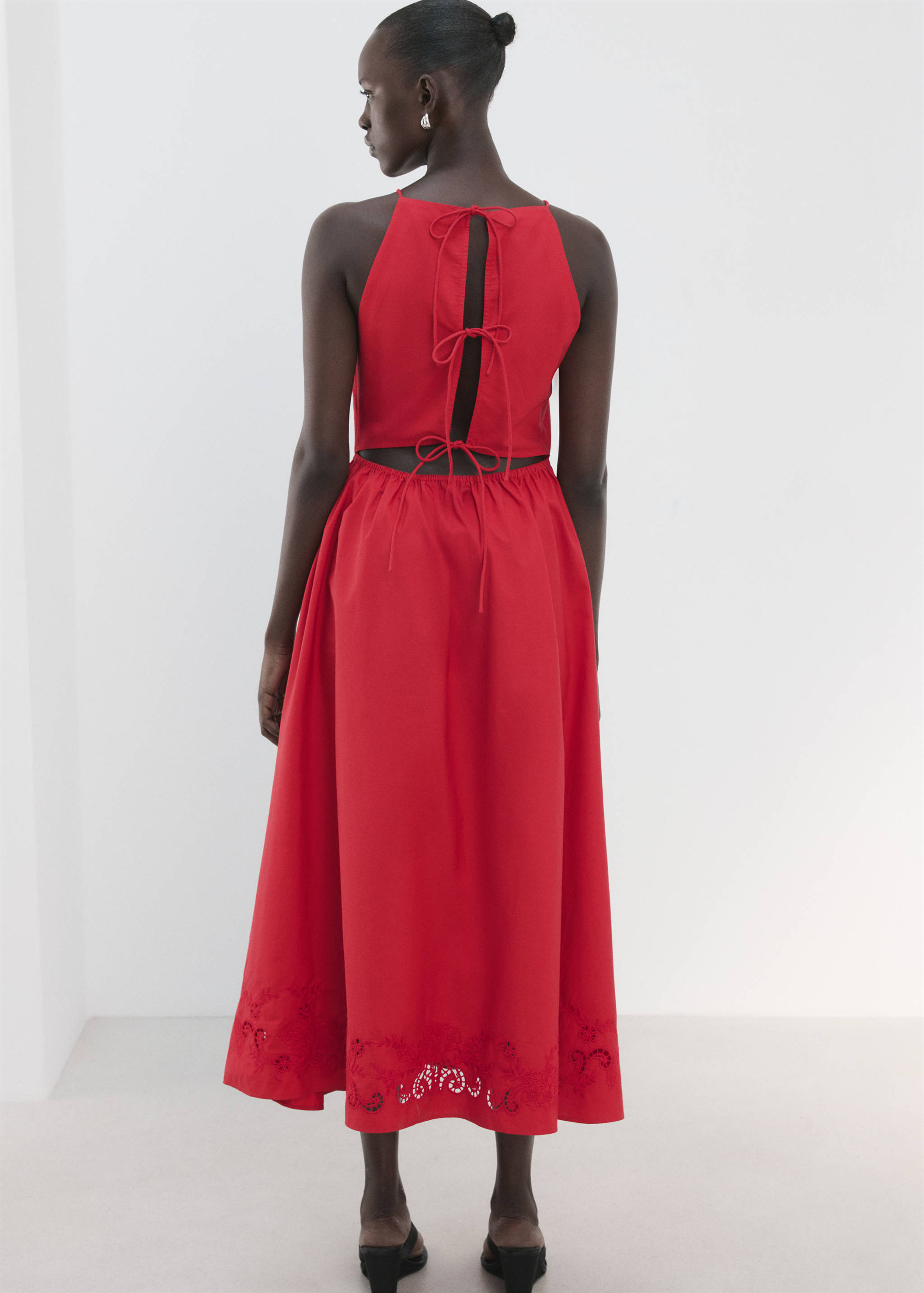 Cotton dress with openwork embroidery - Reverse of the article