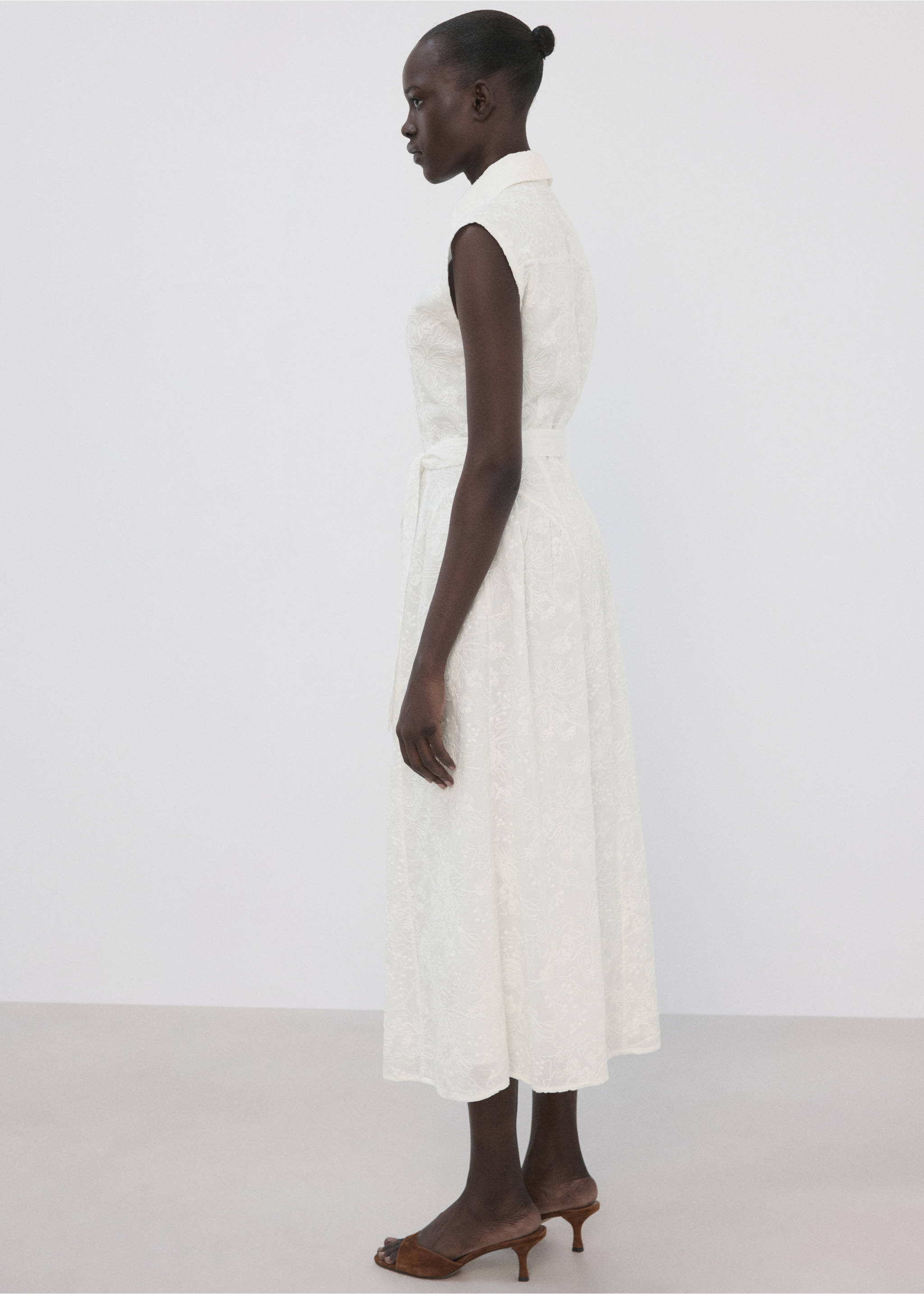 Embroidered belt dress - Reverse of the article, Ecru. Ref: 27007164-00.