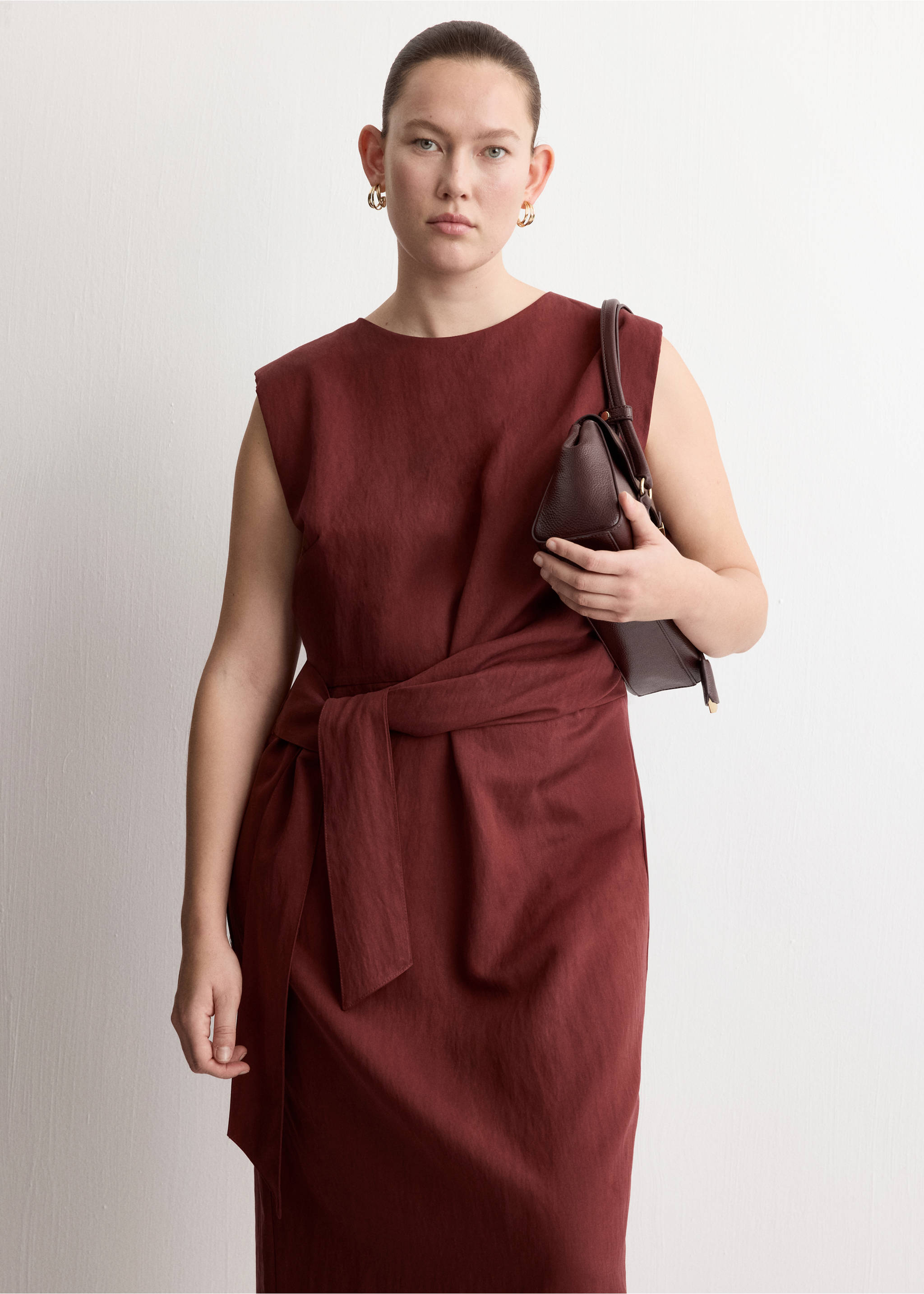 Lyocell dress with knot detail - Details of the article 5, Wine. Ref: 27007165-00.