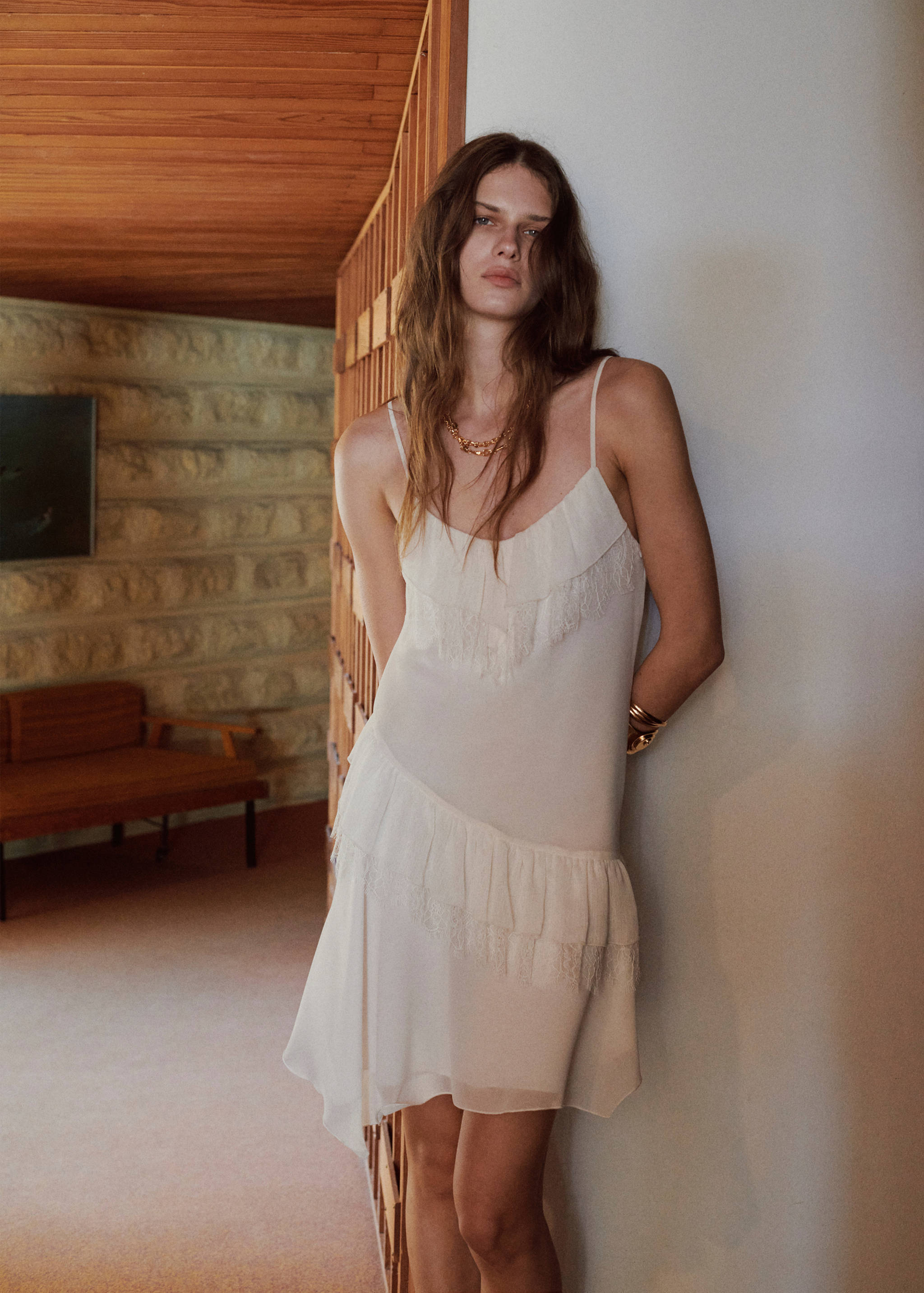 Robe volantée dentelle - Plan moyen