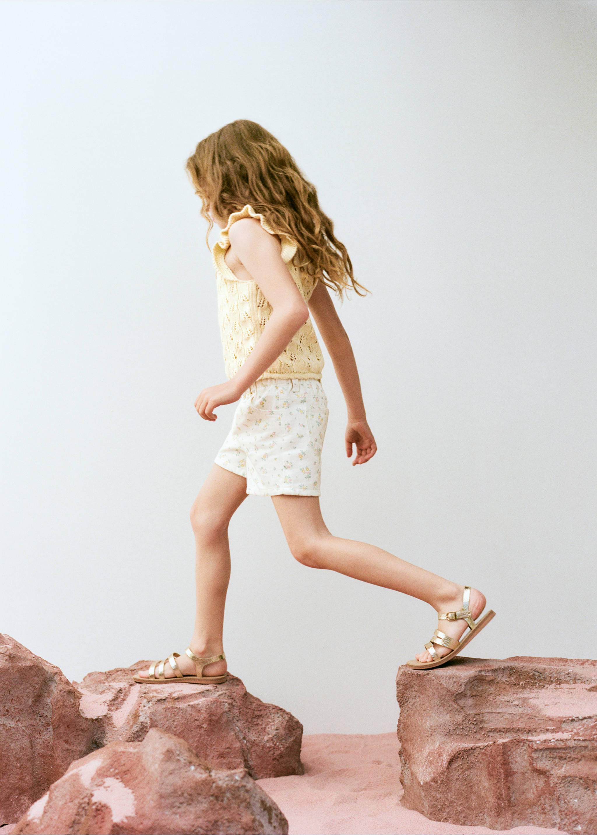 Metallic straps sandals - Details of the article 5, Gold. Ref: 27007896-00.