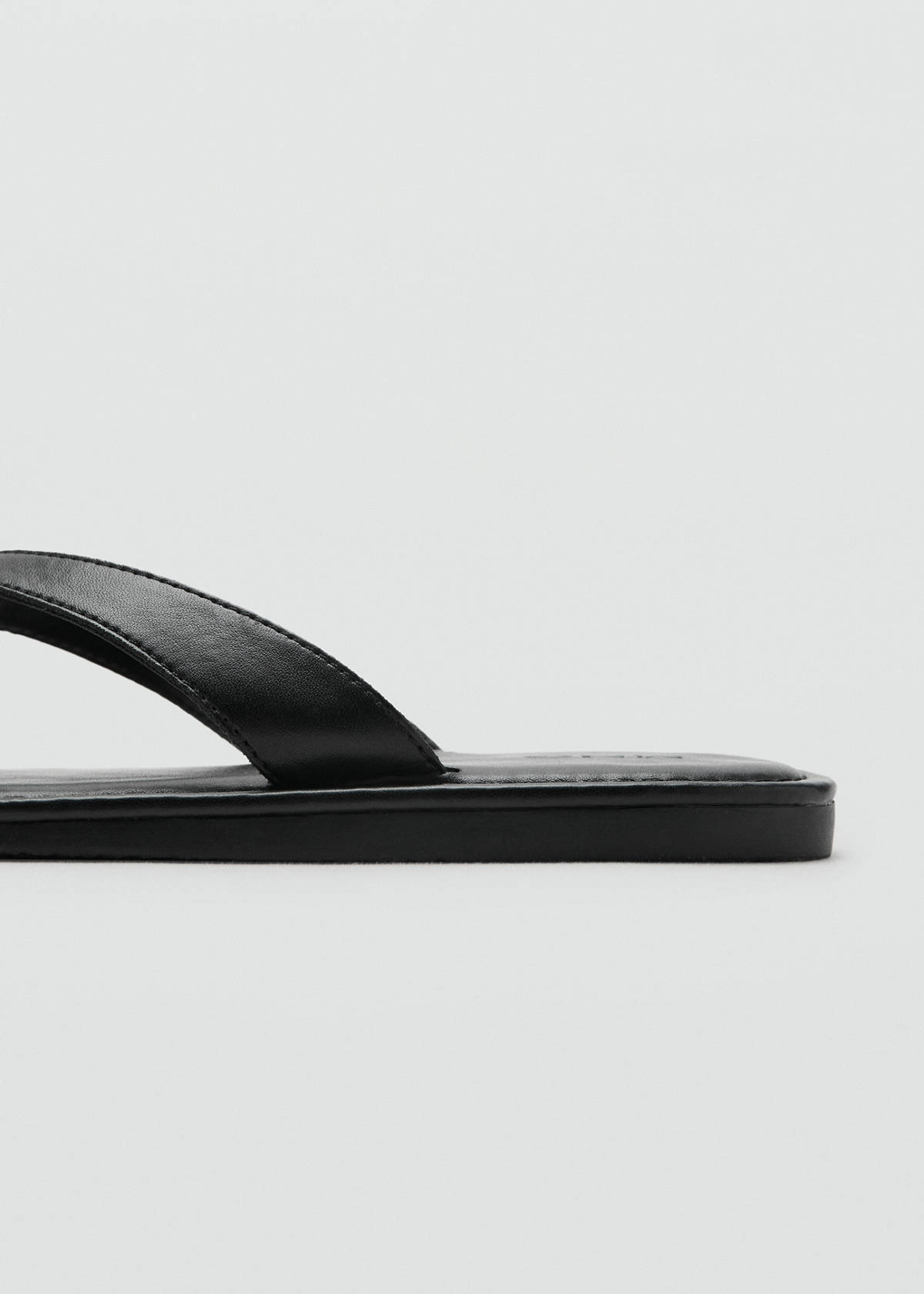 Toe thong sandals — Black