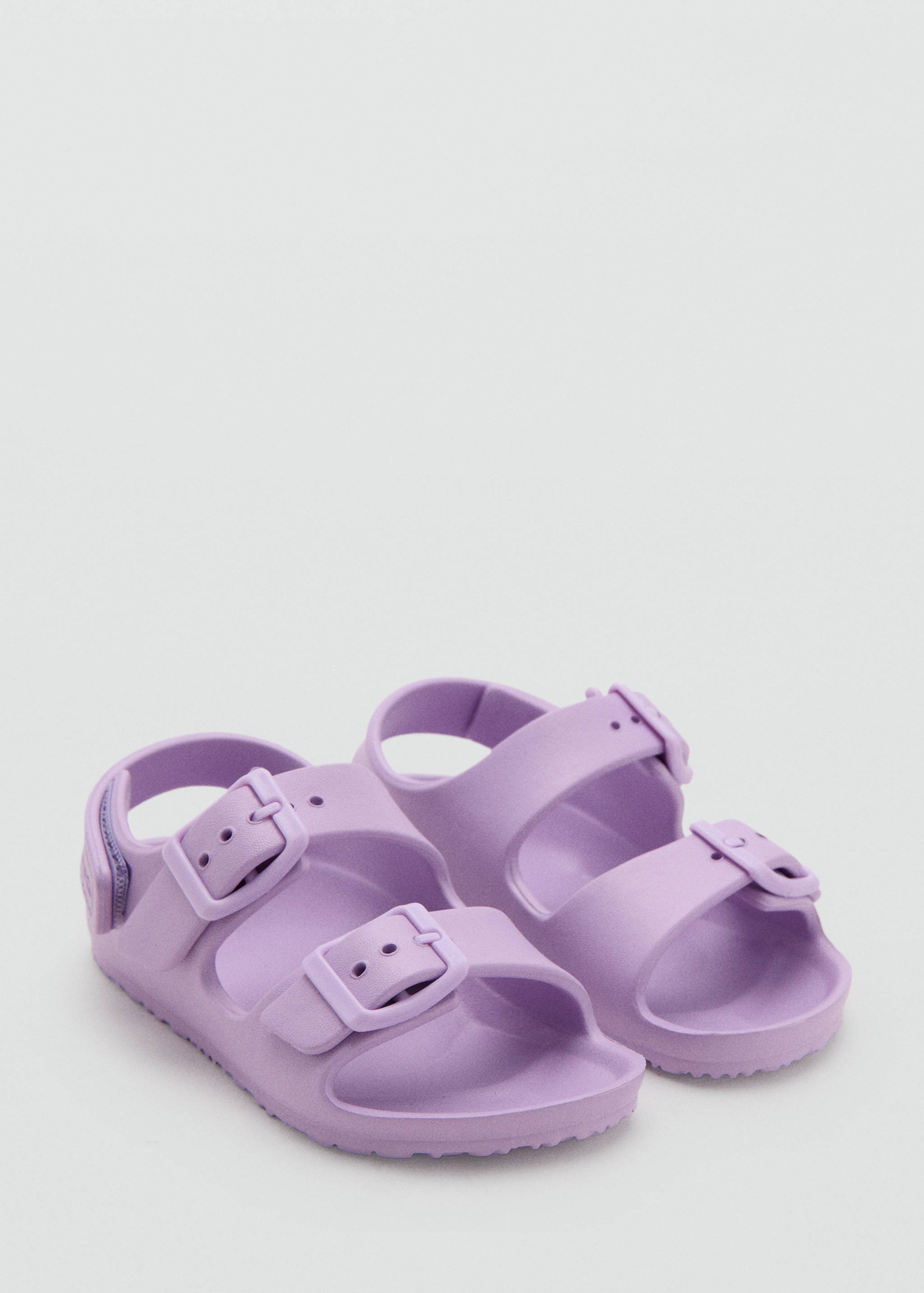 Sandales en gomme à boucles - Plan moyen