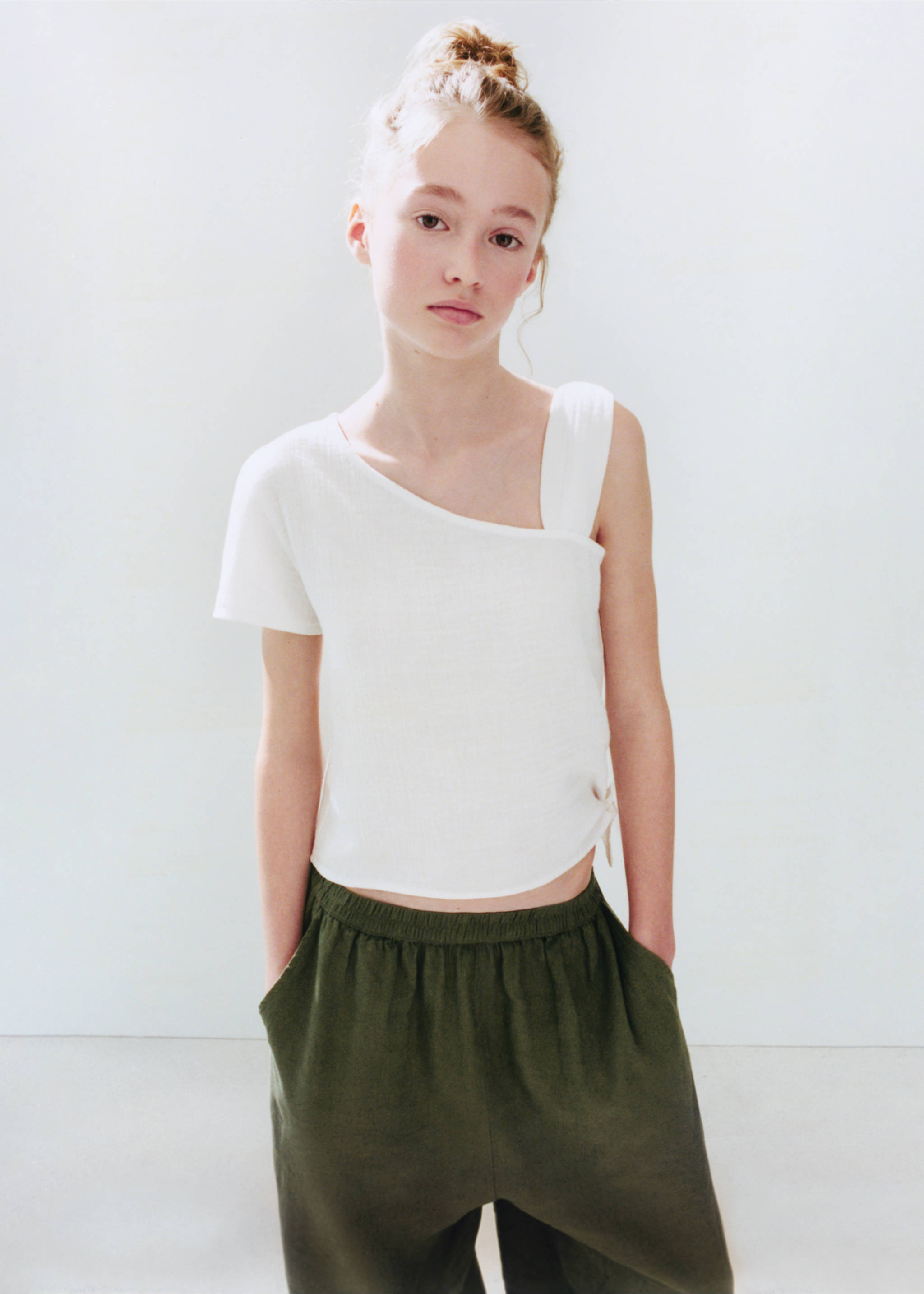 T-shirt avec détail épaule dénudée - Détail de l'article 5, Blanc cassé. Ref: 27007930-00.