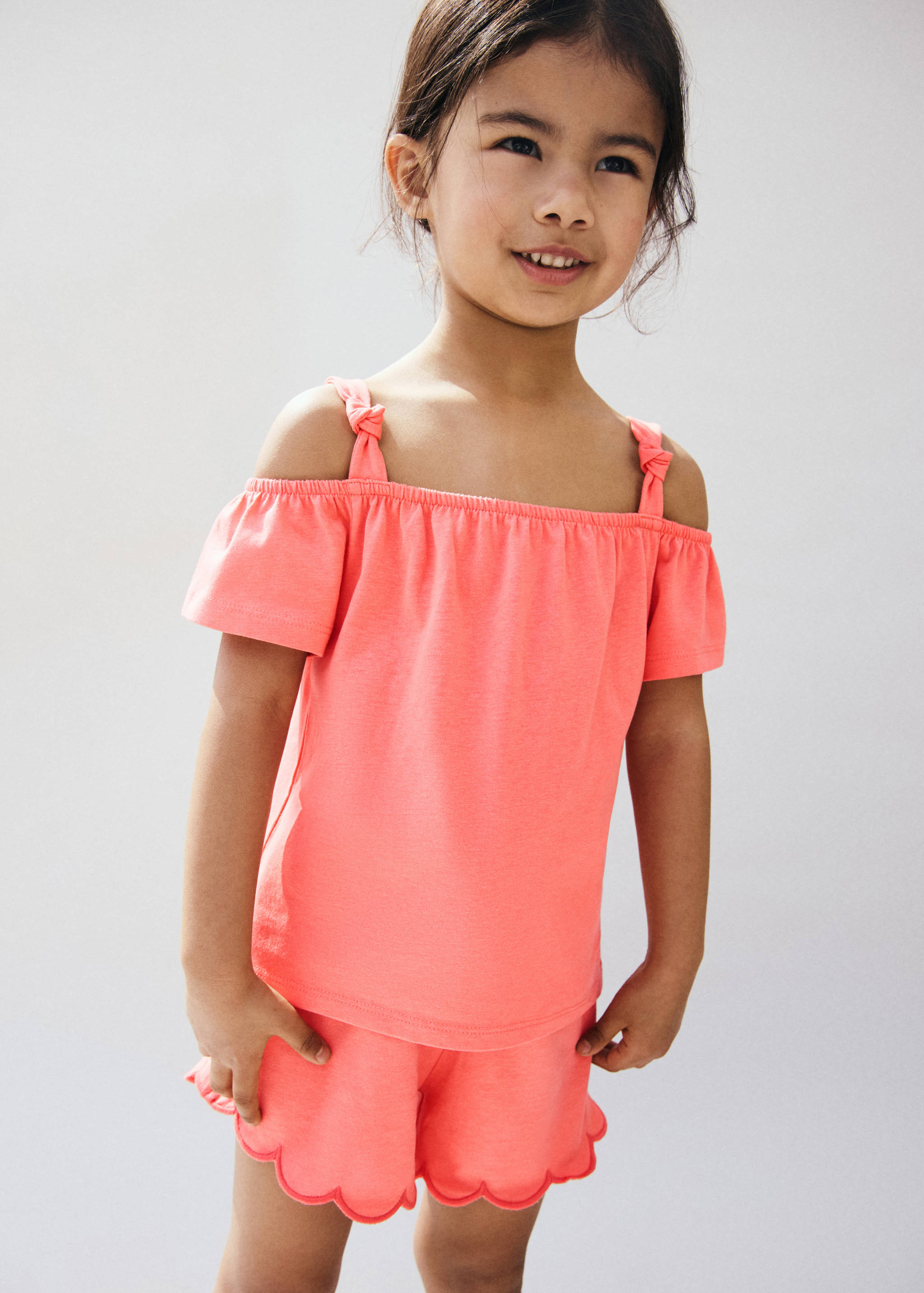 T-shirt en coton épaule dénudée - Plan moyen