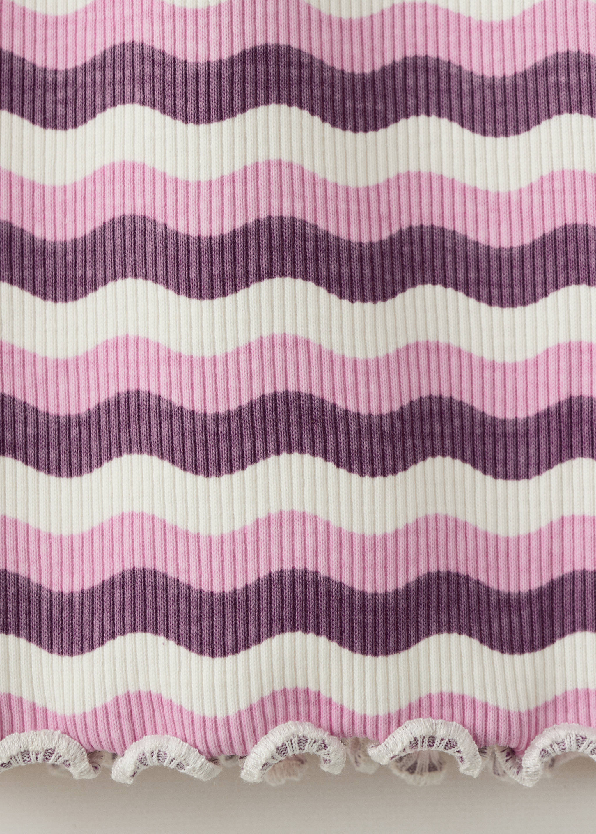 Tank top with scalloped detailing - Details of the article 0