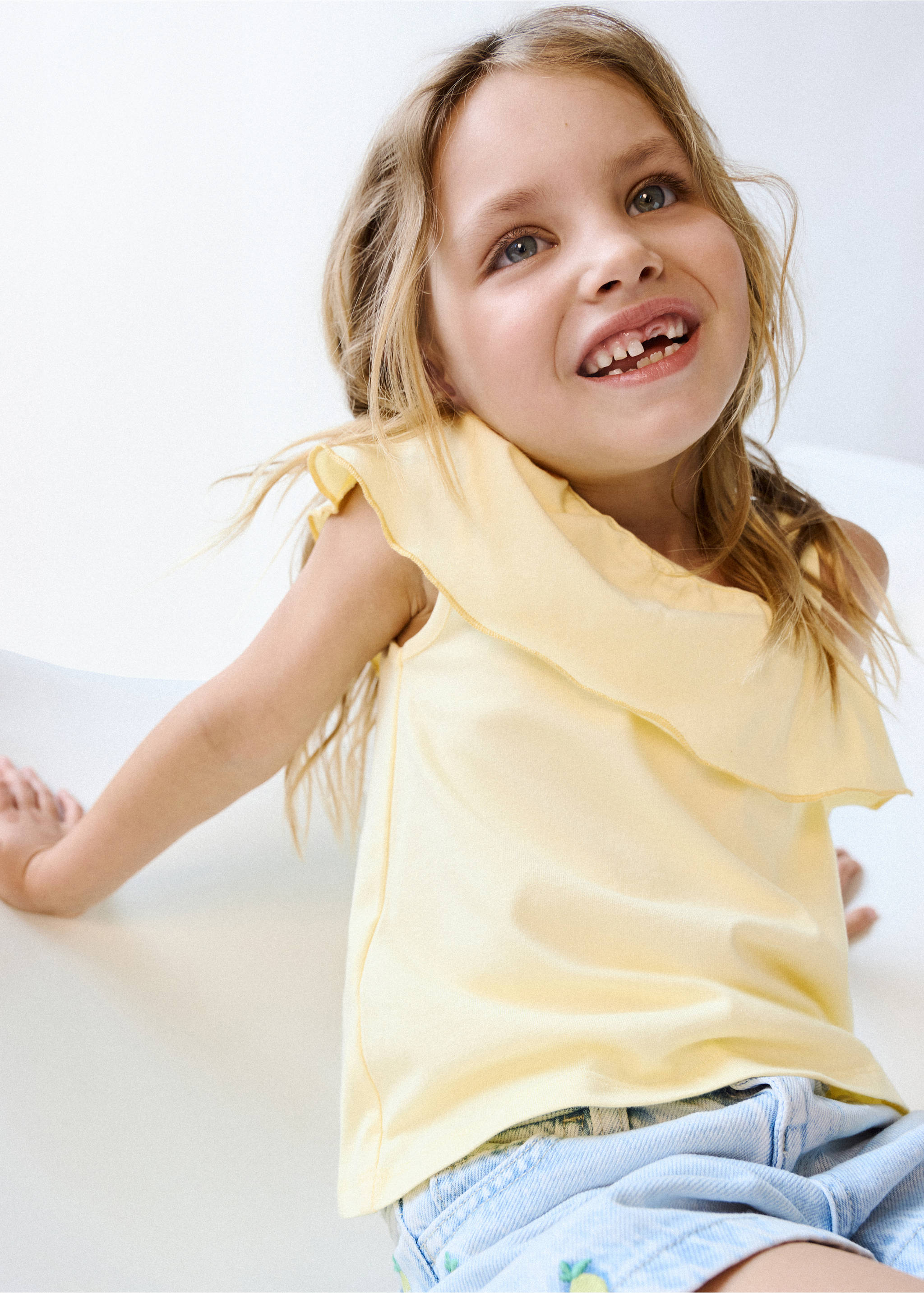 Contrast ruffle T-shirt - Details of the article 1, Pastel Yellow. Ref: 27007951-00.