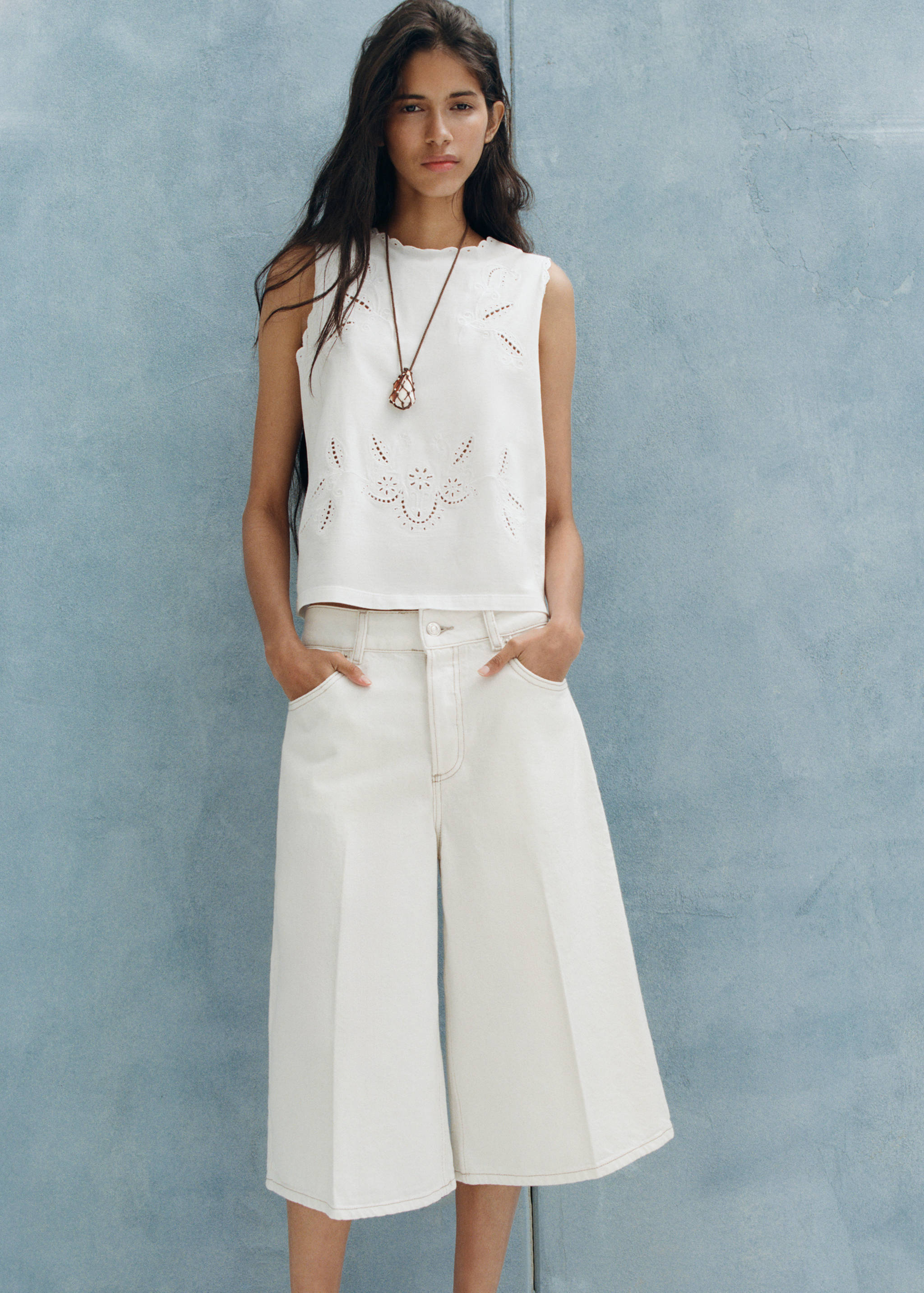 Top brodé ajouré - Plan moyen