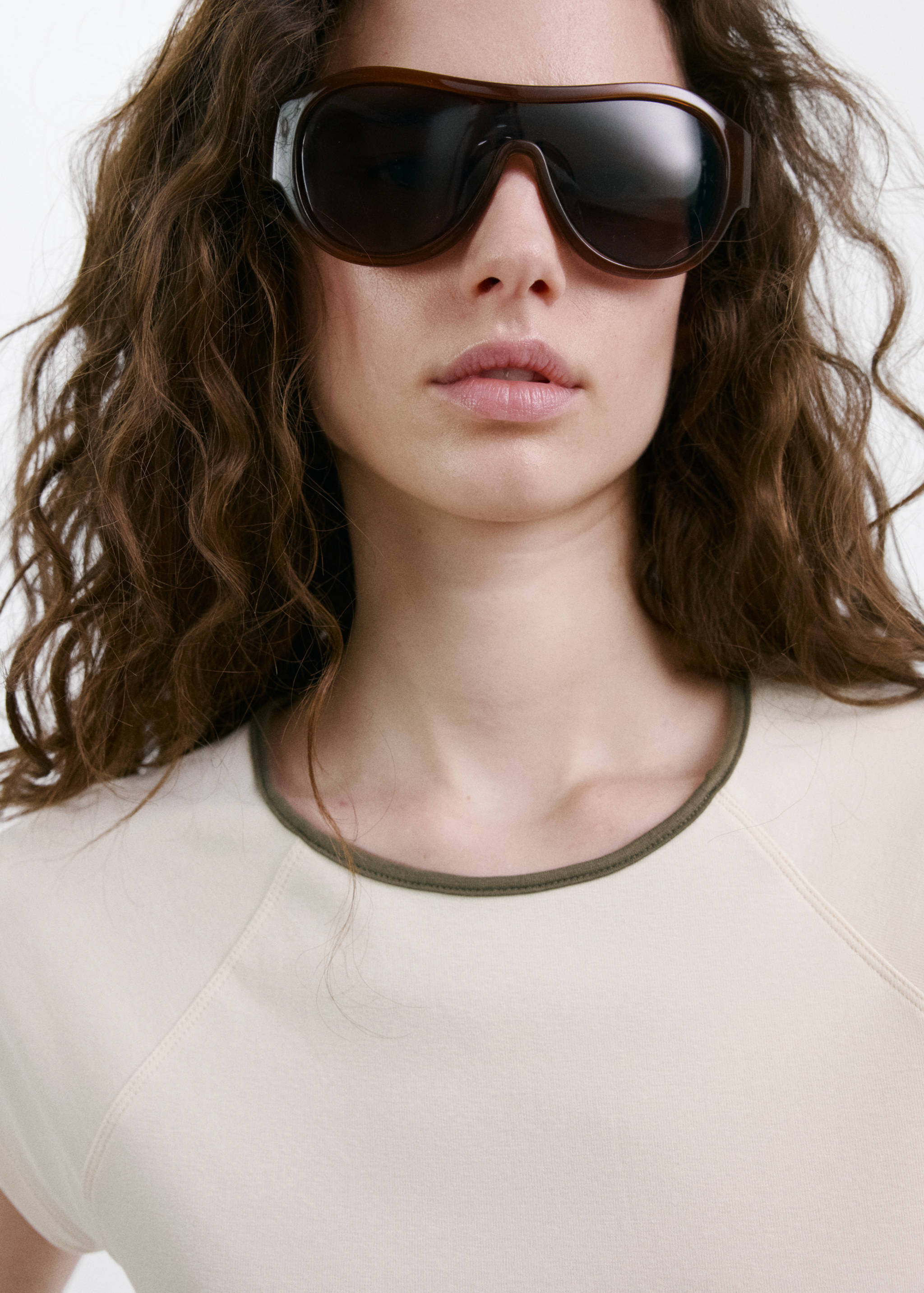 Cotton T-shirt with contrast piping - Details of the article 1