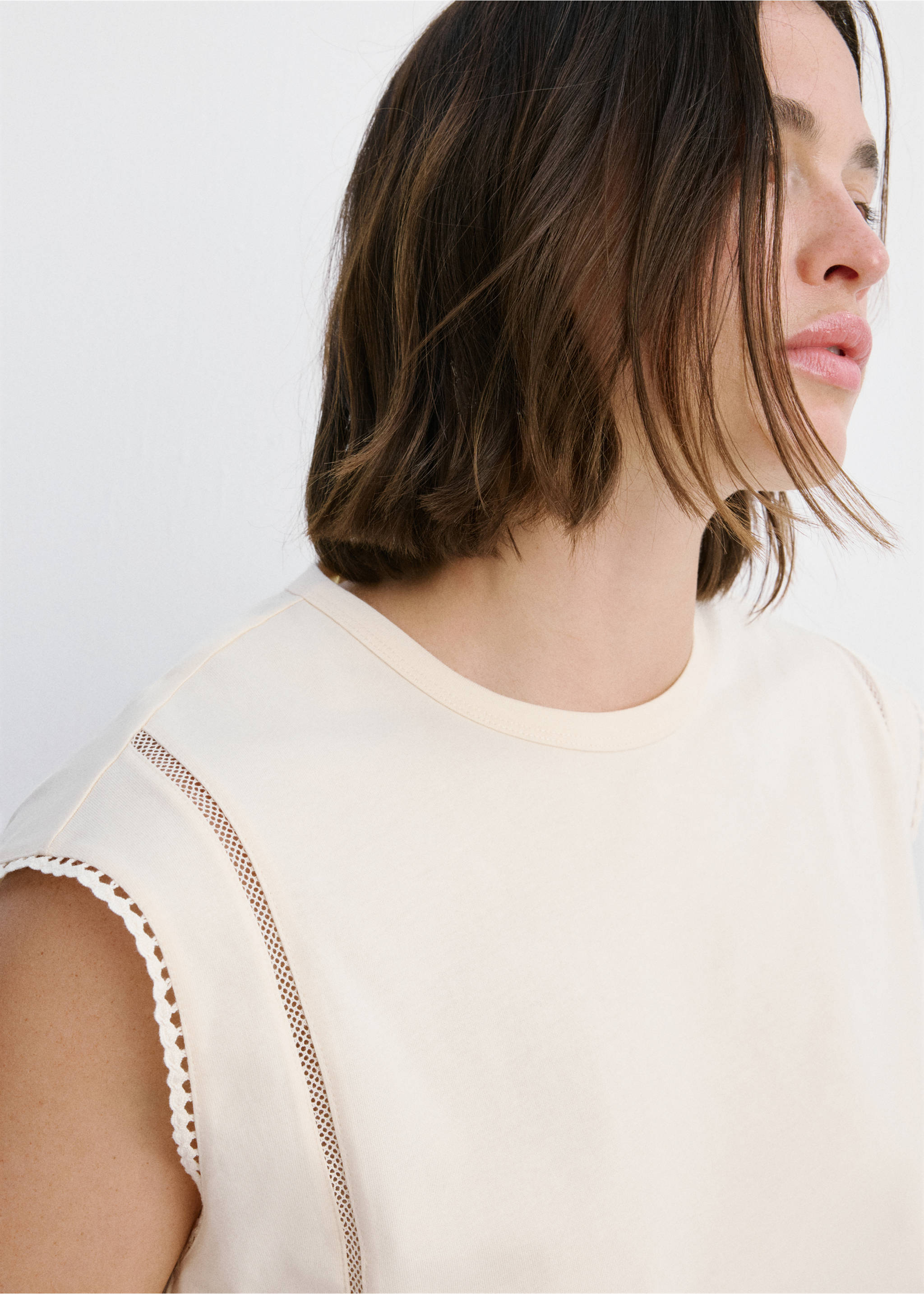 Embroidered cutwork cotton T-shirt - Details of the article 4, Ecru. Ref: 27009081-00.