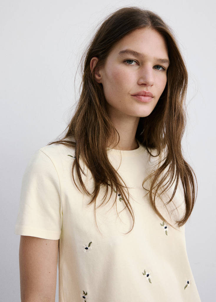Floral-embroidered cotton t-shirt — Vanilla