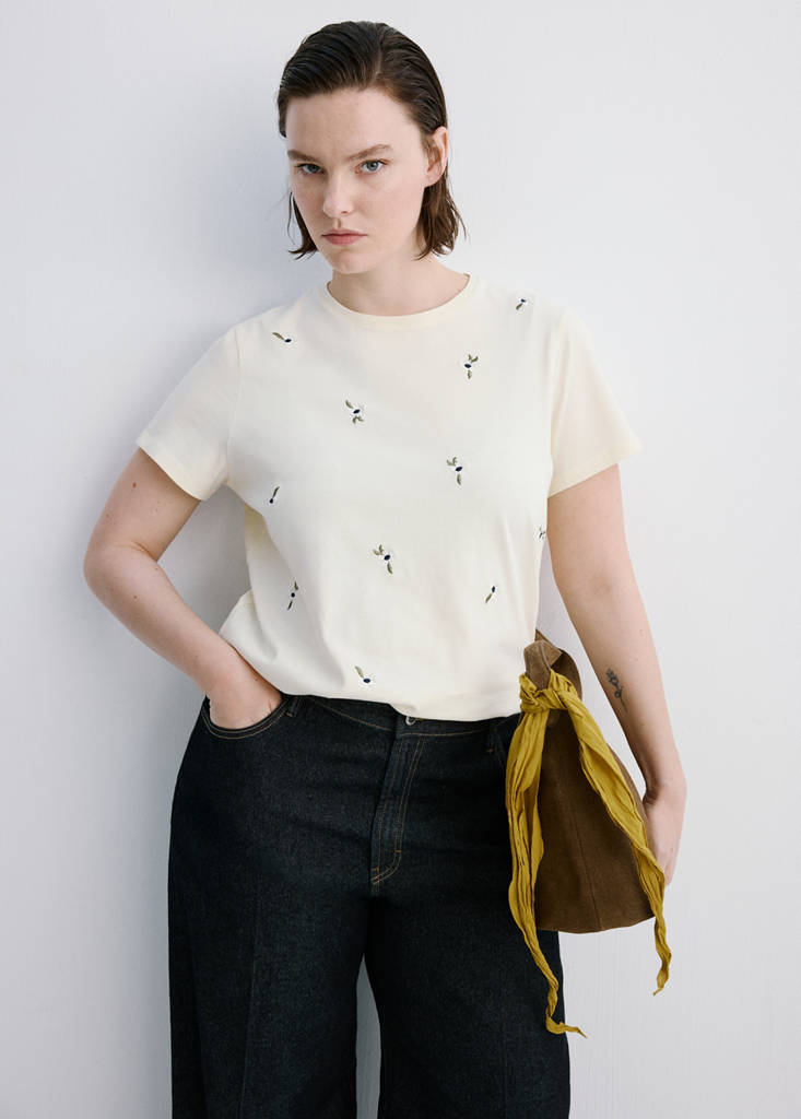 Floral-embroidered cotton t-shirt — Vanilla