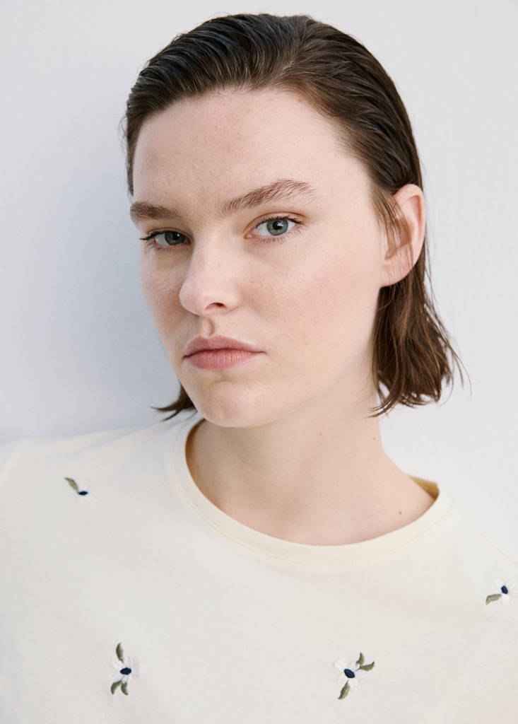 Floral-embroidered cotton t-shirt — Vanilla