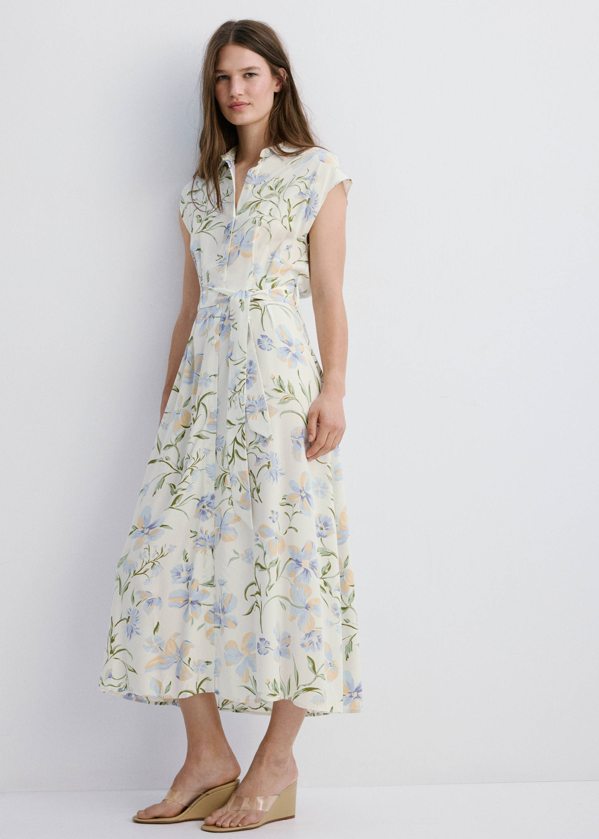 Vestido fluido com estampado floral - Plano geral