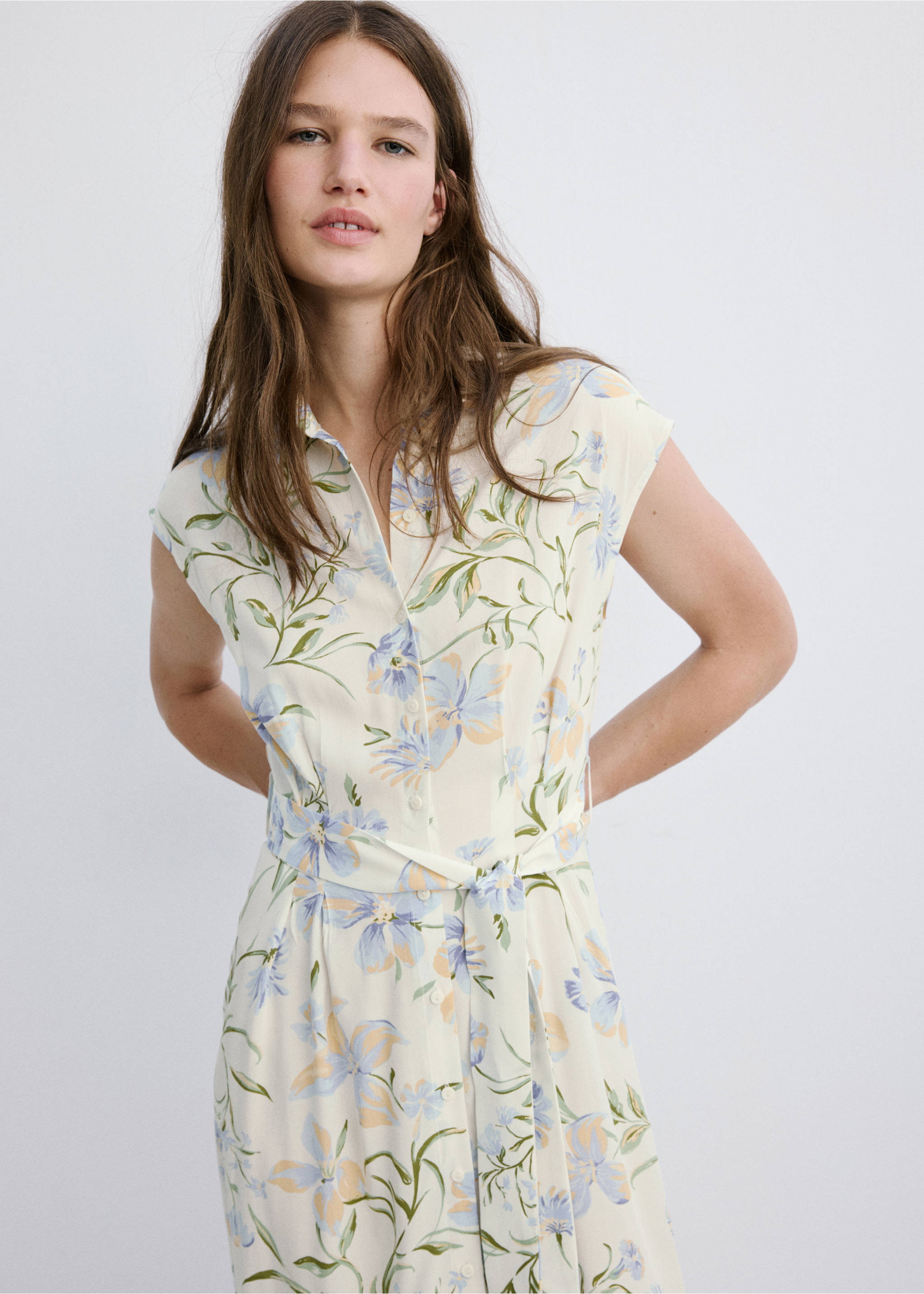 Vestido fluido com estampado floral - Plano médio, Cru. Ref: 27009085-00.