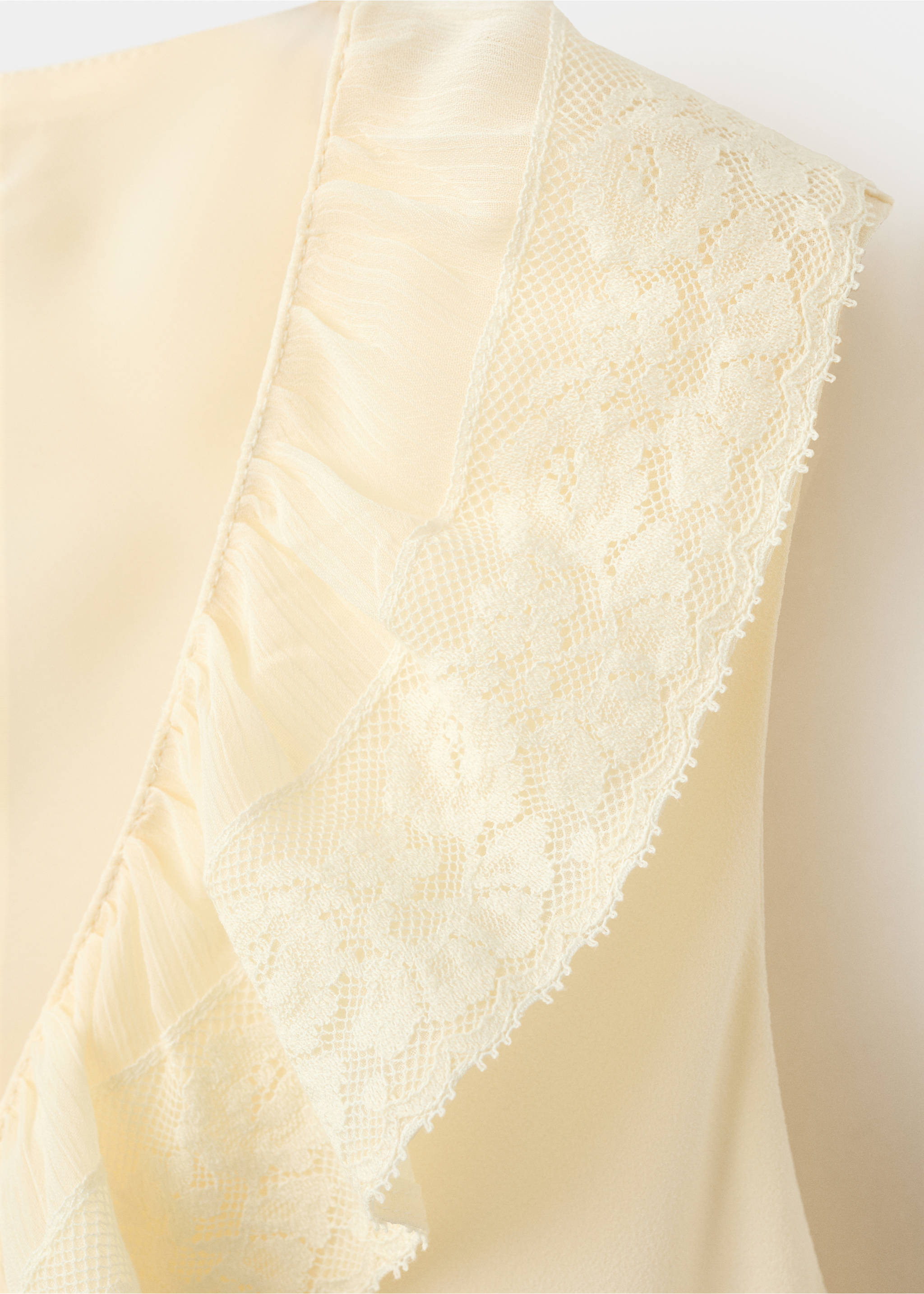 Vestido escote pico volantes - Detalle del artículo 0, Vainilla. Ref: 27009091-00.