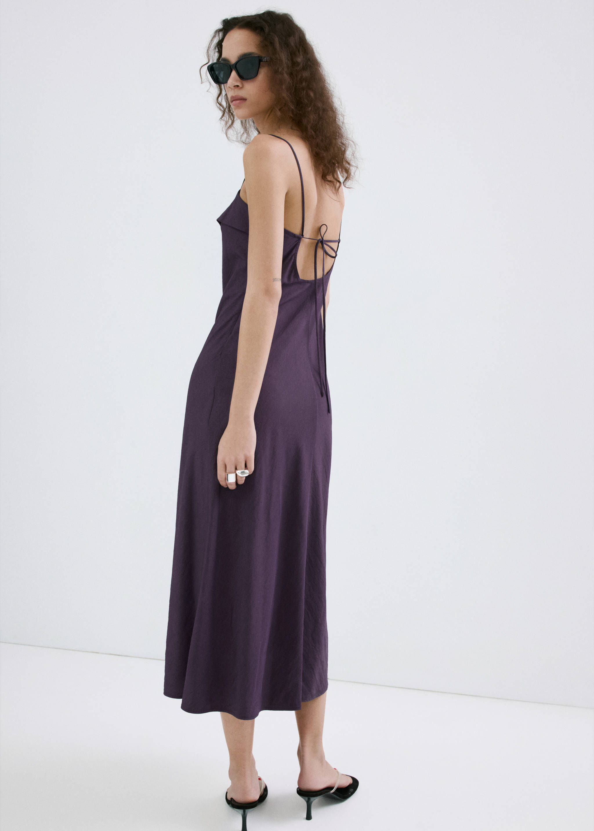 Midi dress with a crossover neckline - Reverse of the article