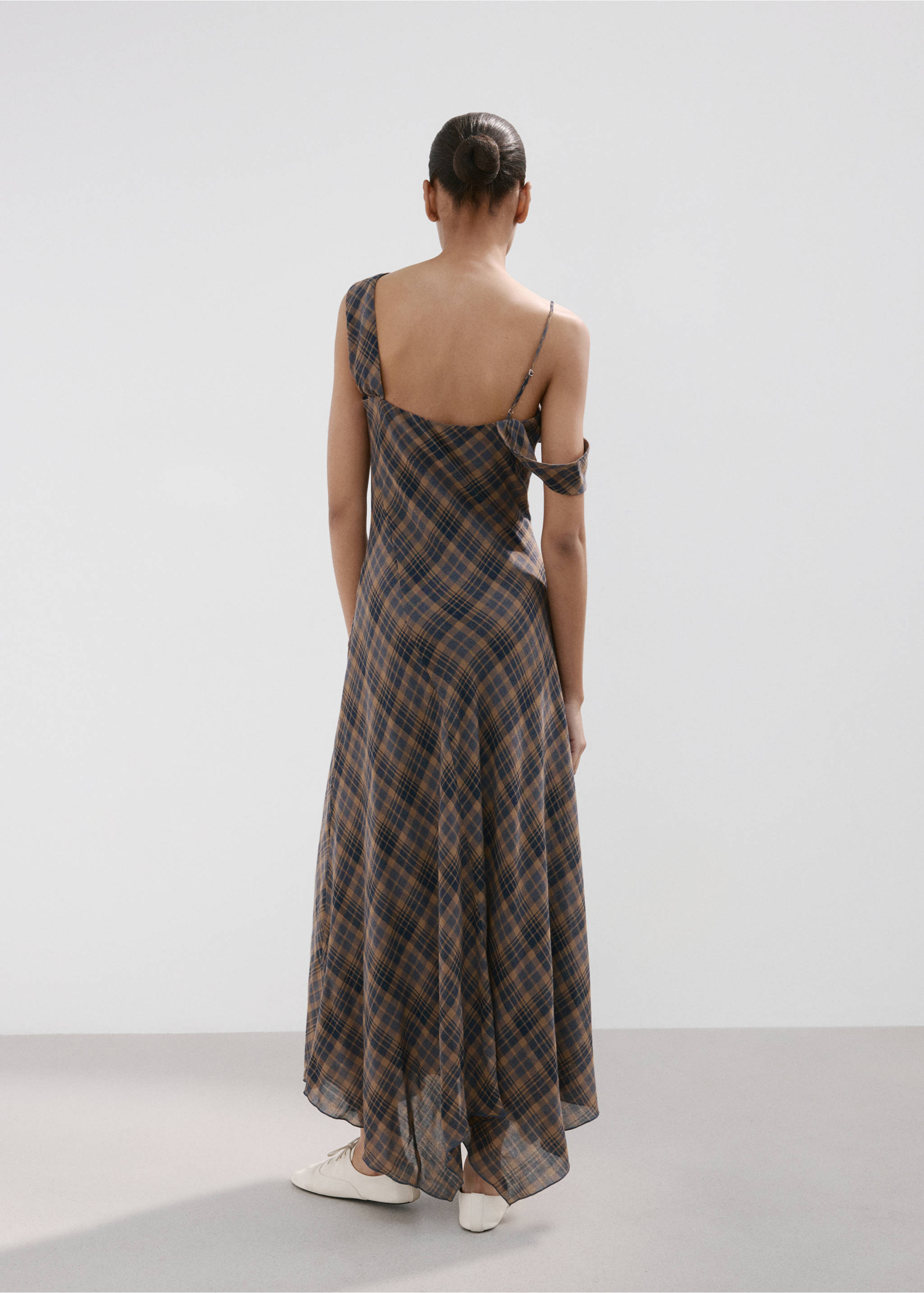 Check asymmetrical dress - Reverse of the article, Brown. Ref: 27009101-00.