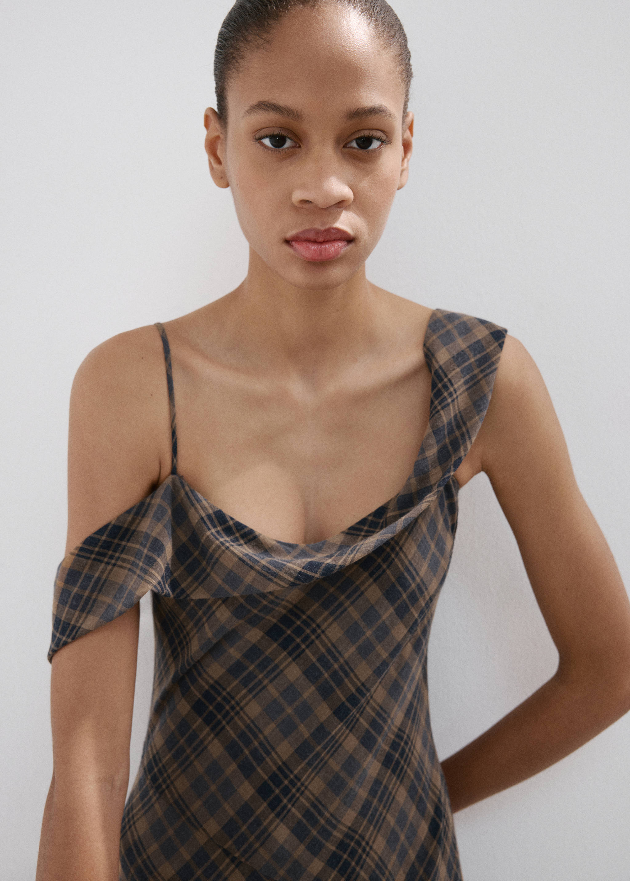 Check asymmetrical dress - Details of the article 1