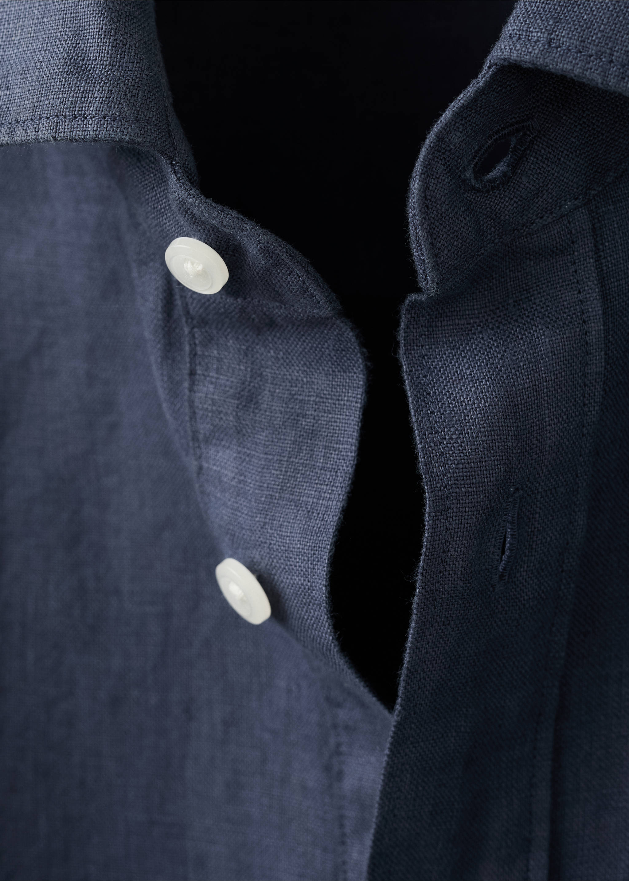 Poloshirt van 100% linnen - Detail van het artikel 8, Indigoblauw. Ref: 27009214-00.