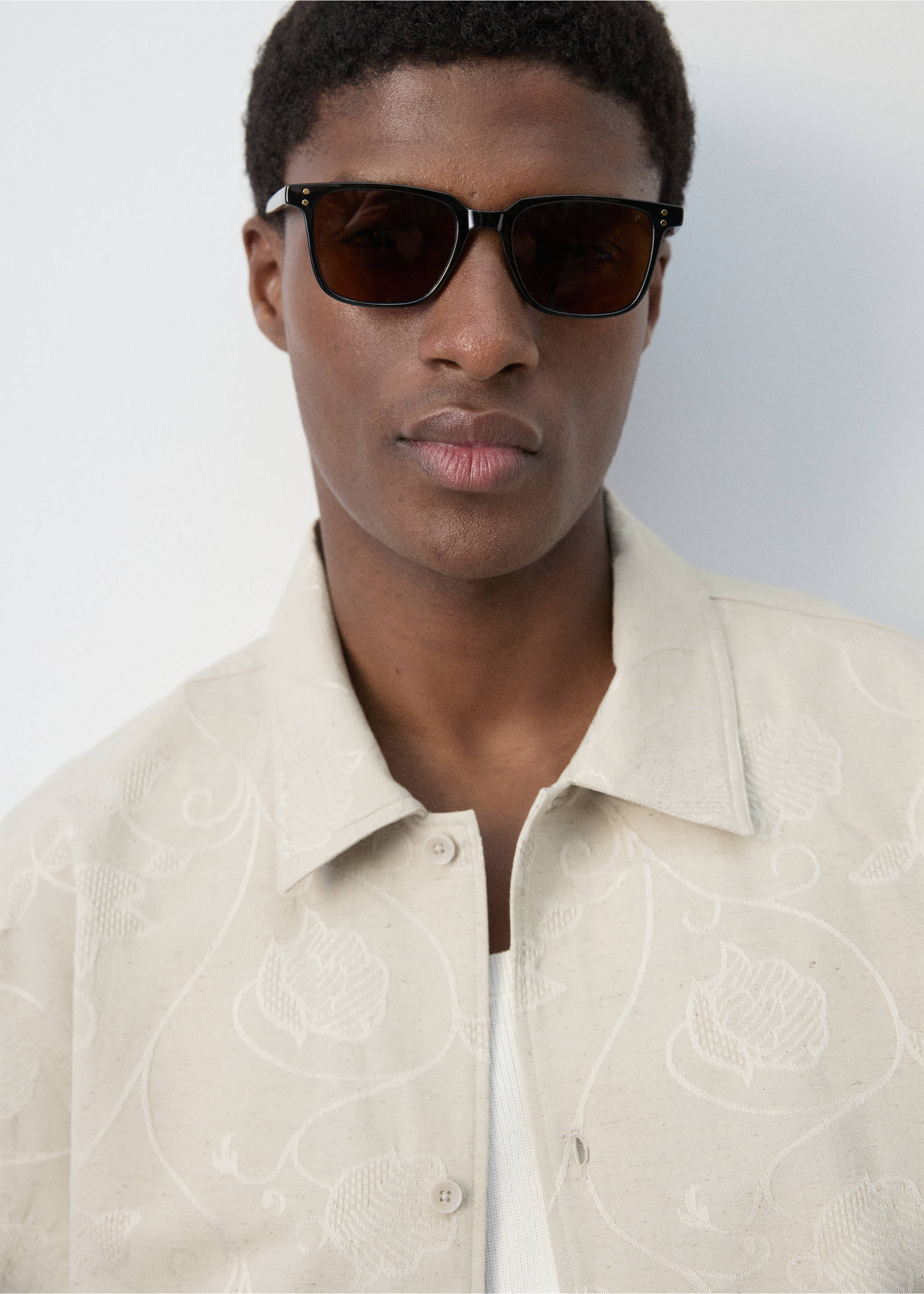 Linen-cotton blend overshirt - Details of the article 1, Sand. Ref: 27009215-00.