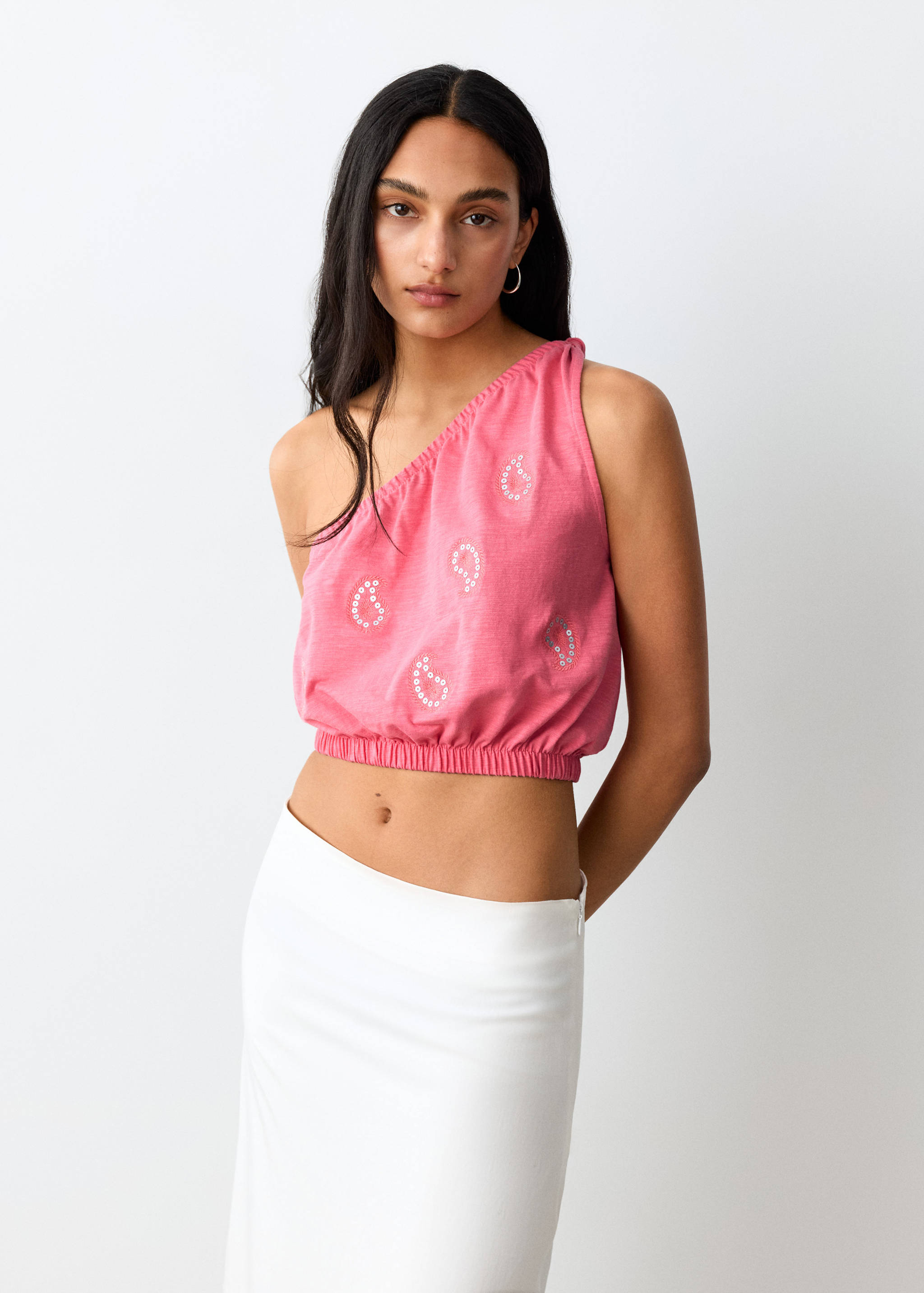 Top asimétrico detalle strass - Plano medio