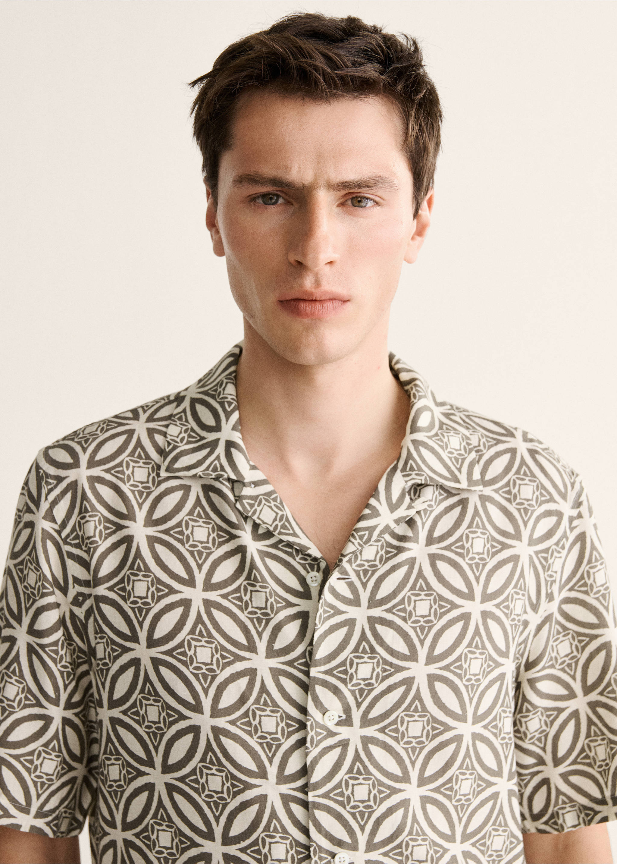 Camisa estampada cuello bowling - Detalle del artículo 1, Khaki. Ref: 27009219-00.