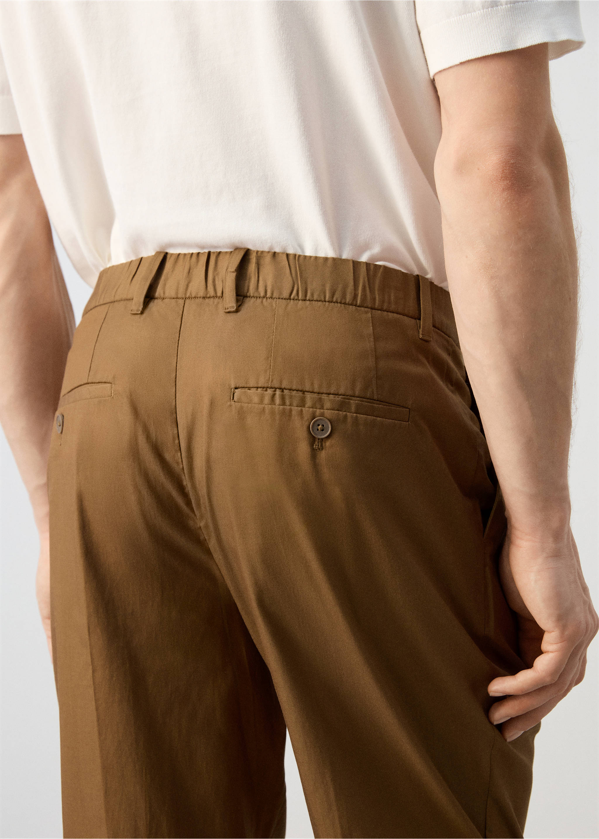 Regular-fit pleated flowy trousers - Details of the article 6, Brown. Ref: 27011191-00.