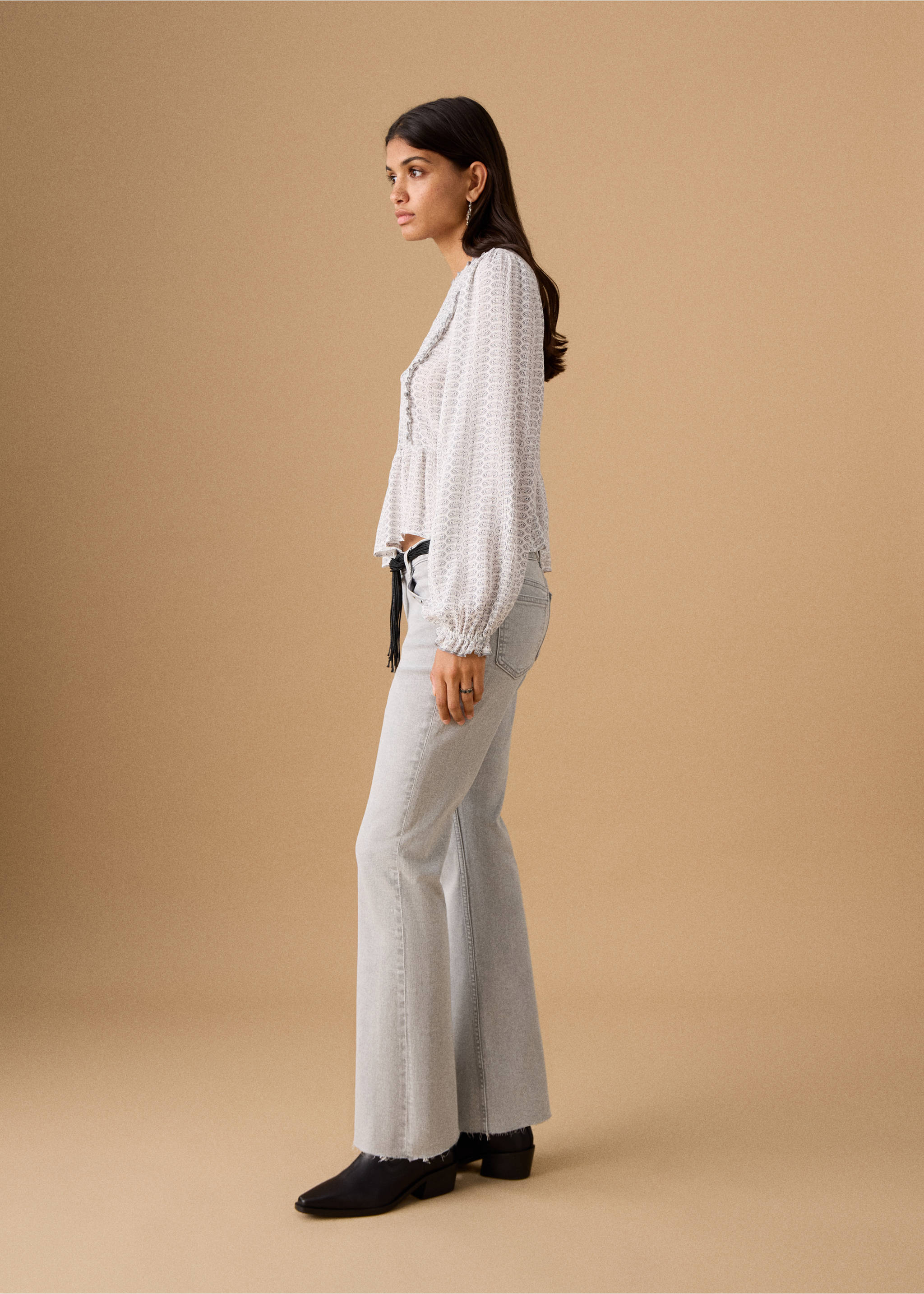 جينز فلير كروب مزين بالمسامير - رؤية وسط, رمادي دنيم فاتح. Ref: 27011223-00.