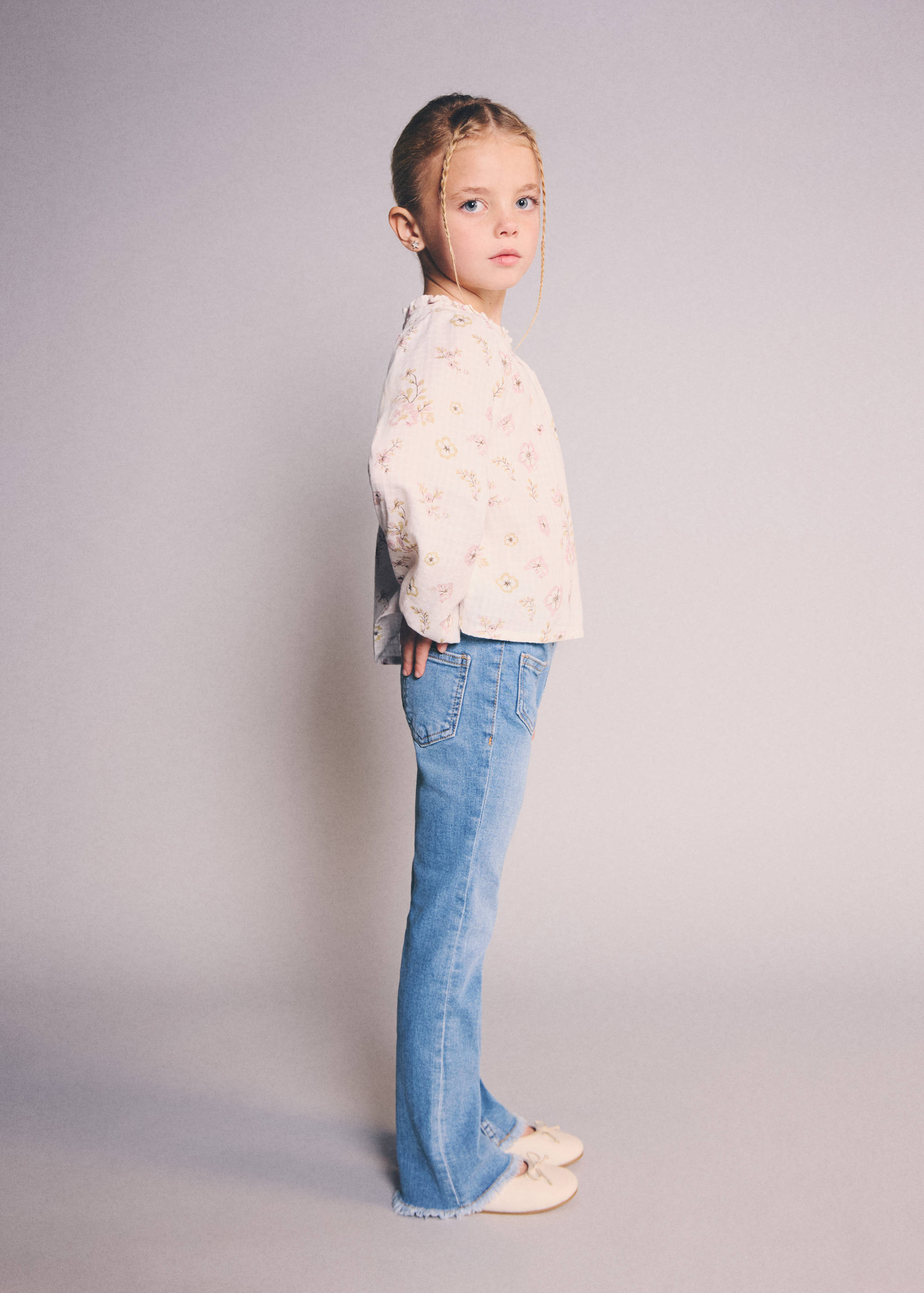 Jeans flare bajo deshilachado - Plano general