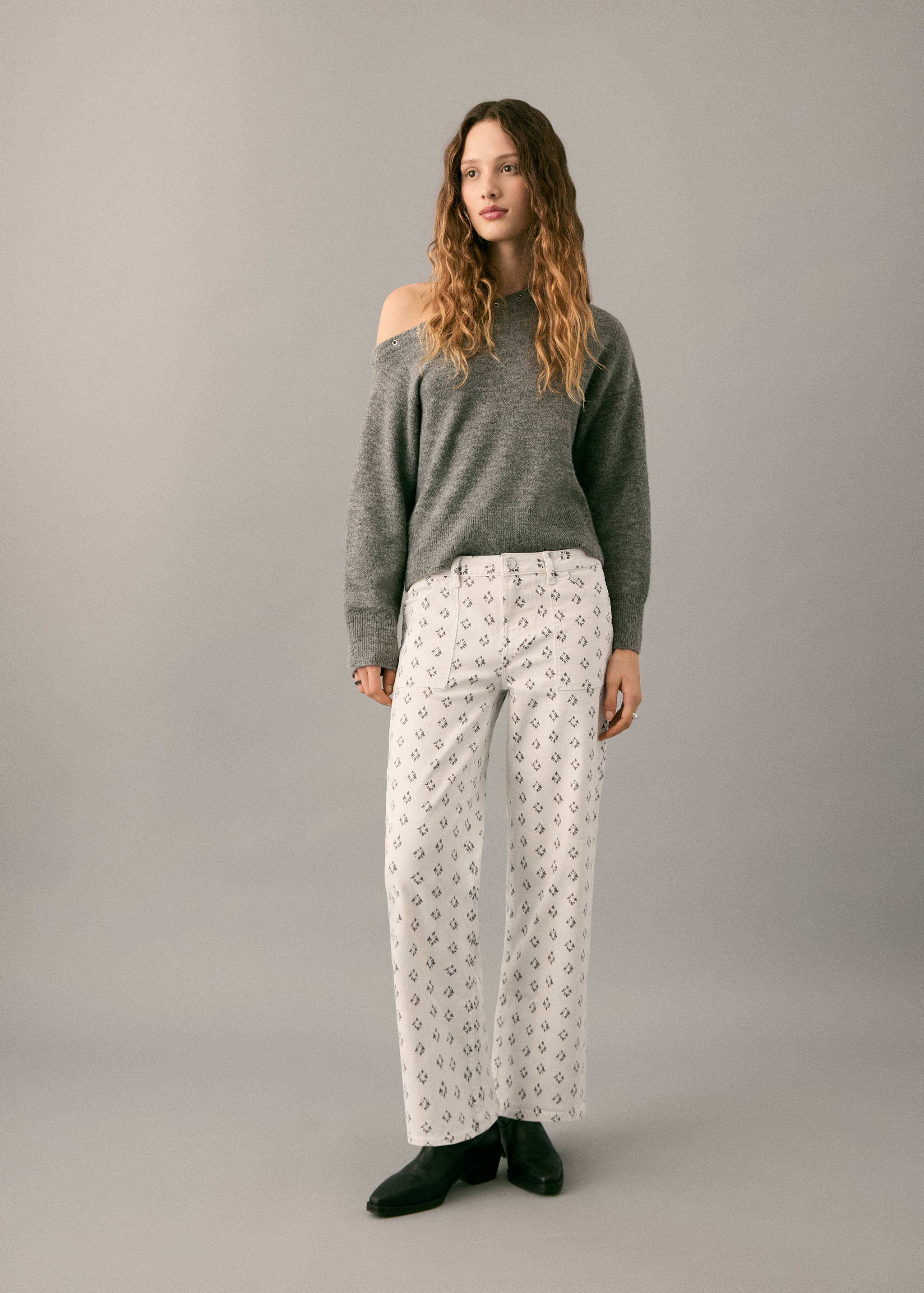 Прямые джинсы с принтом - Общий план