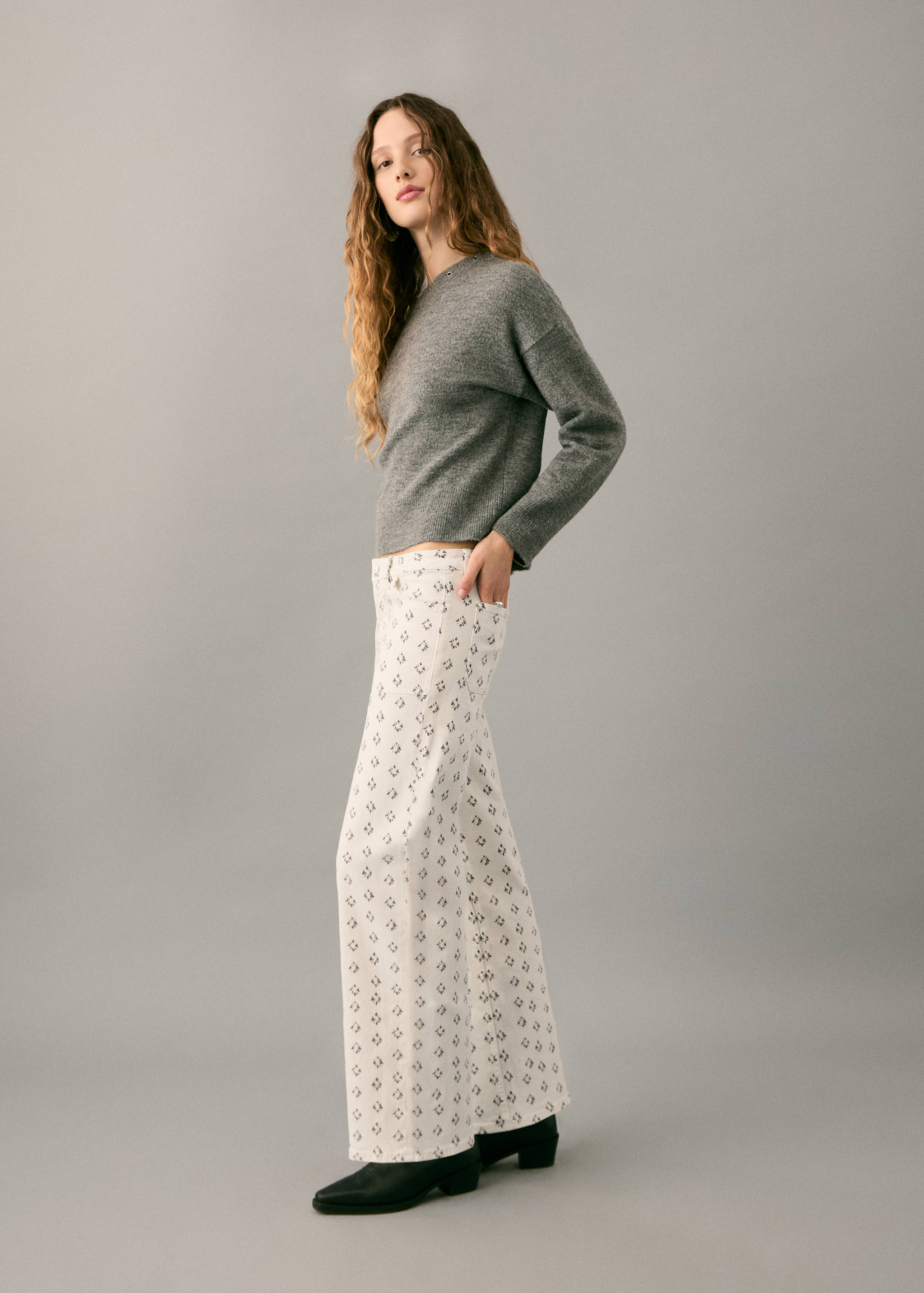 Прямые джинсы с принтом - Средний план