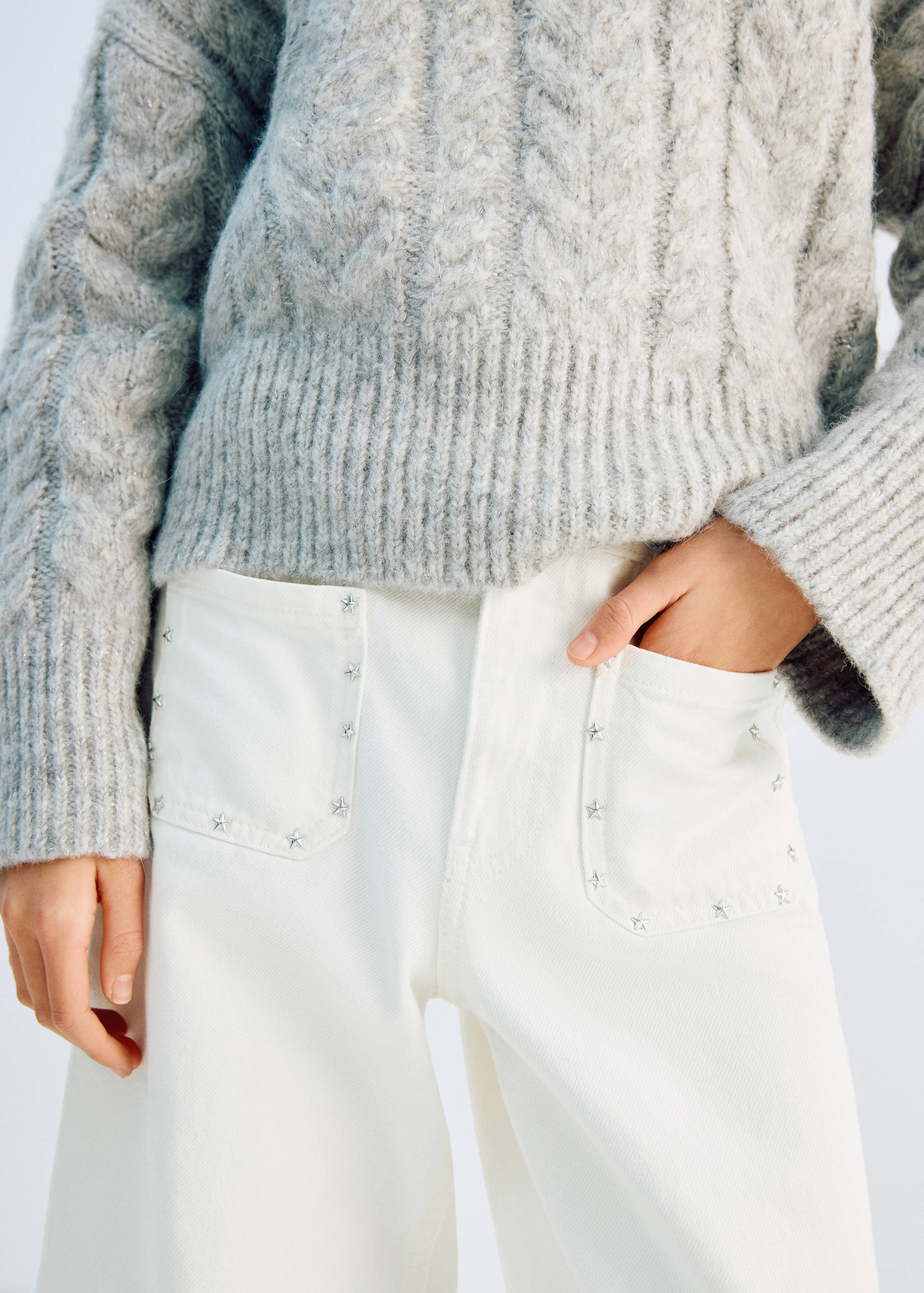 Джинсы с декоративными заклепками и звездами - Средний план