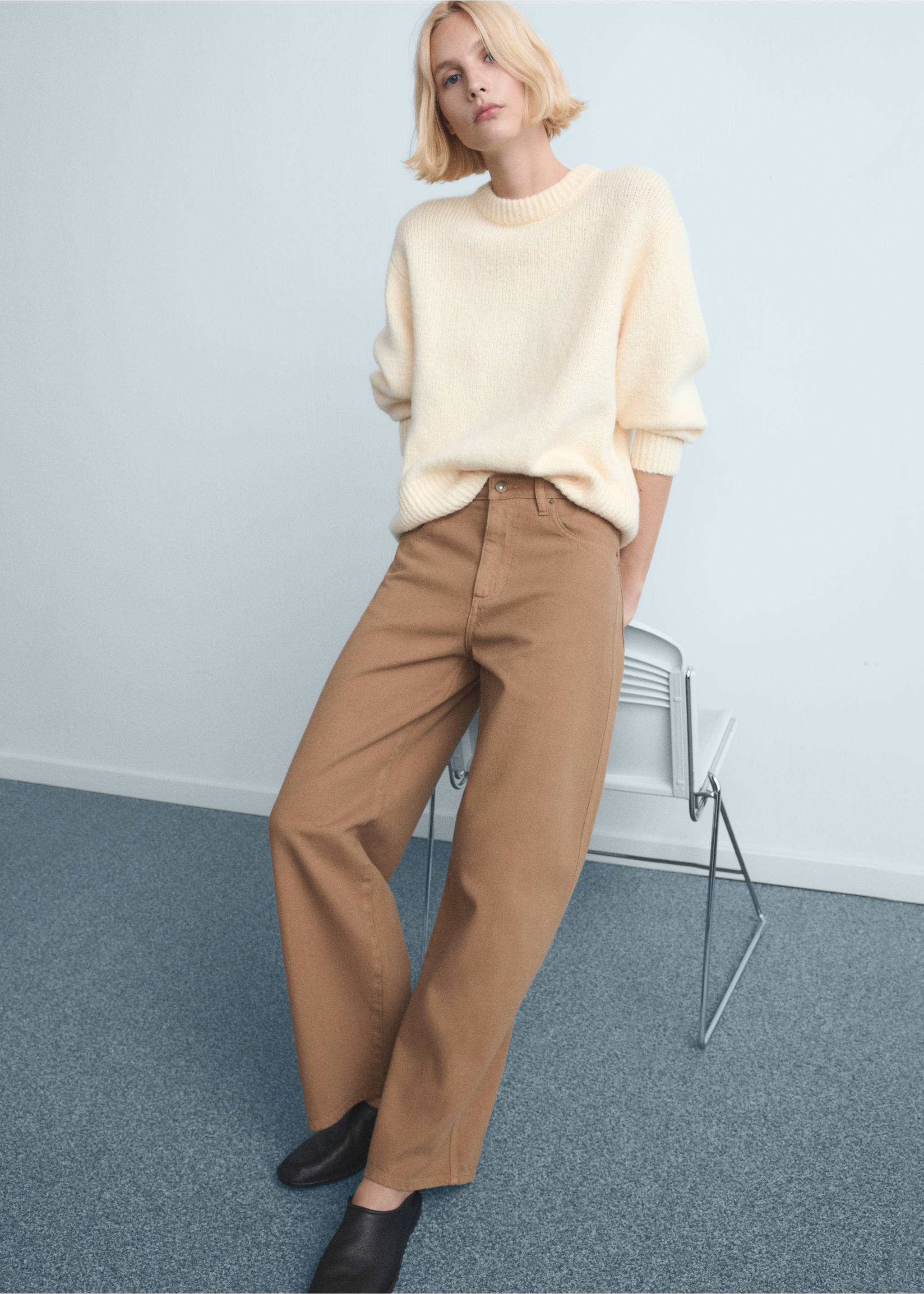 Low-rise balloon jeans - Details of the article 2, Sand. Ref: 27011270-00.