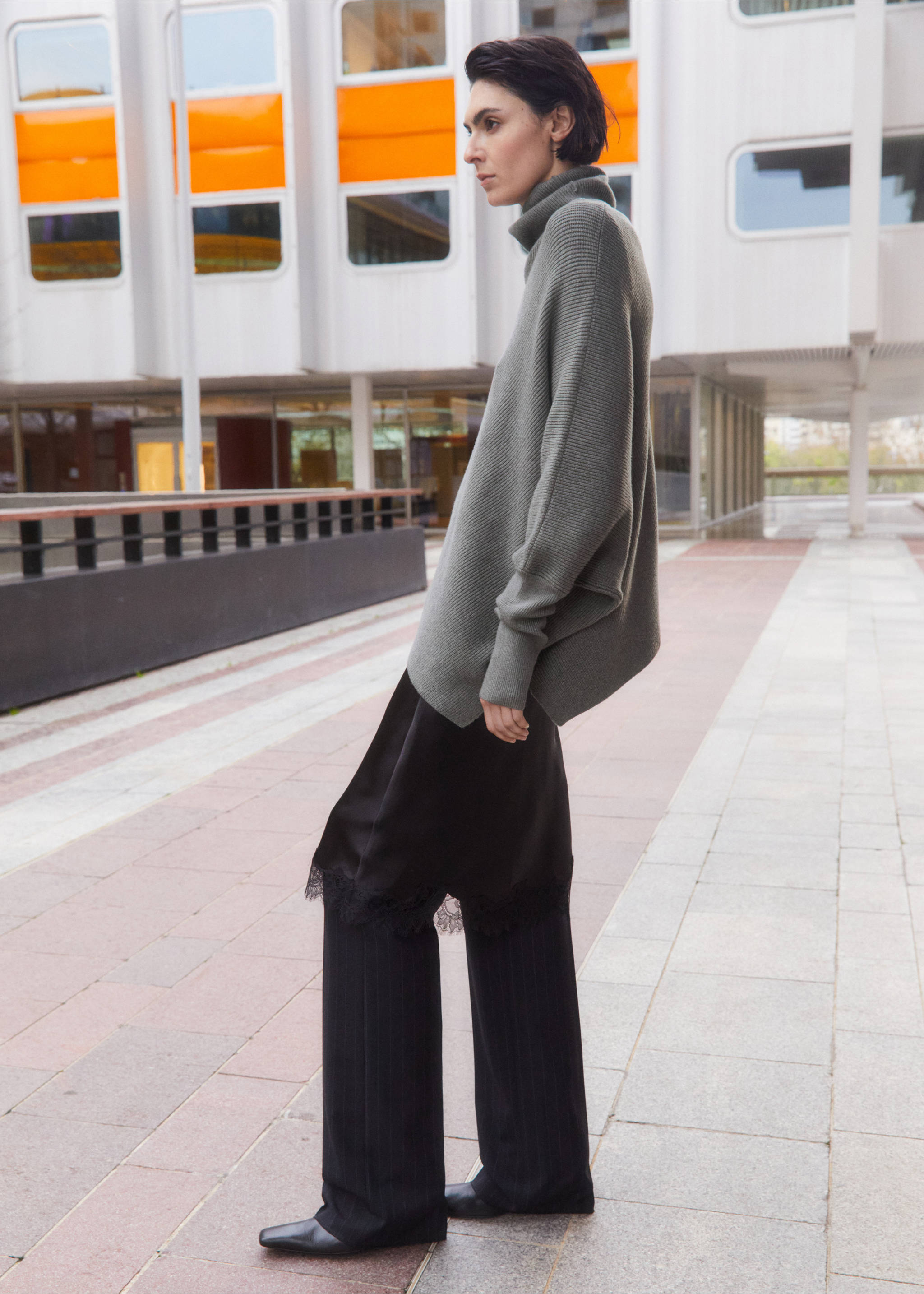 Asymmetrischer Rollkragenpullover - Detail des Artikels 1, Mittelgrau meliert. Ref: 27011283-00.