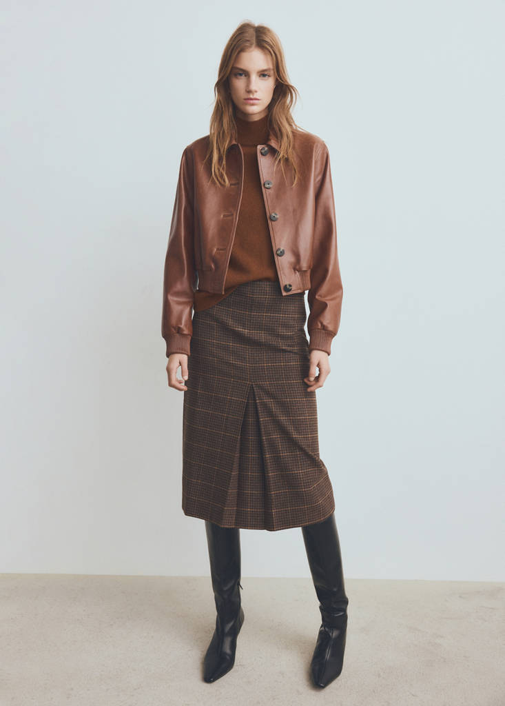 Sweater with buttoned cuffs and perkins collar — Caramel