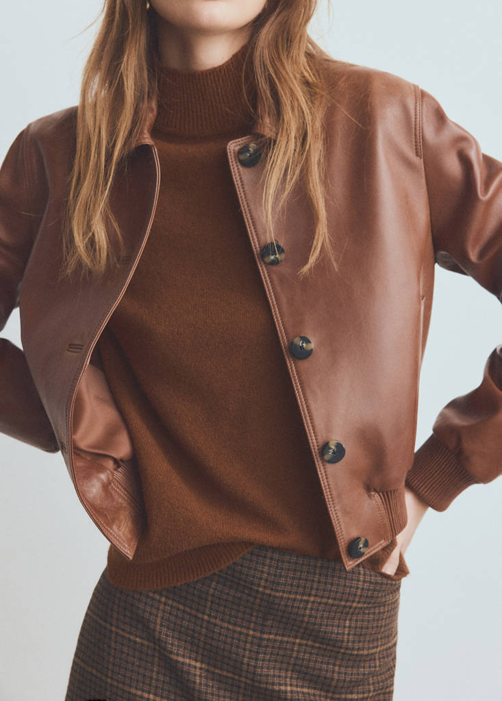 Sweater with buttoned cuffs and perkins collar — Caramel